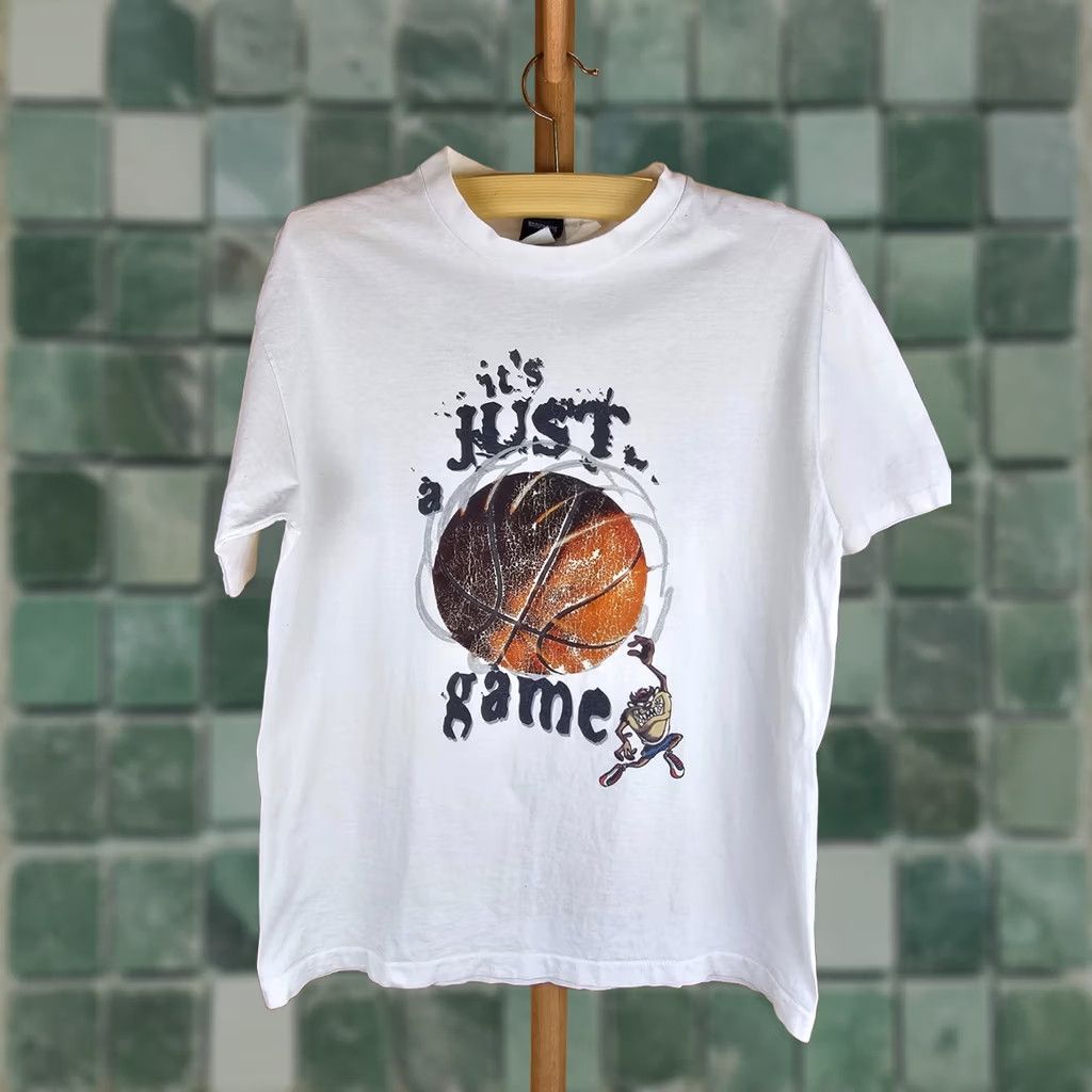 Vintage VINTAGE Warner Bros. TAZ IT'S JUST A GAME T-SHIRT SZ L White Cotton Short Sleeve Round Neck Mens 1996 2 SIDE PRINTS 21 INCH 28 INCH Size US L / EU 52-54 / 3 - 1 Thumbnail