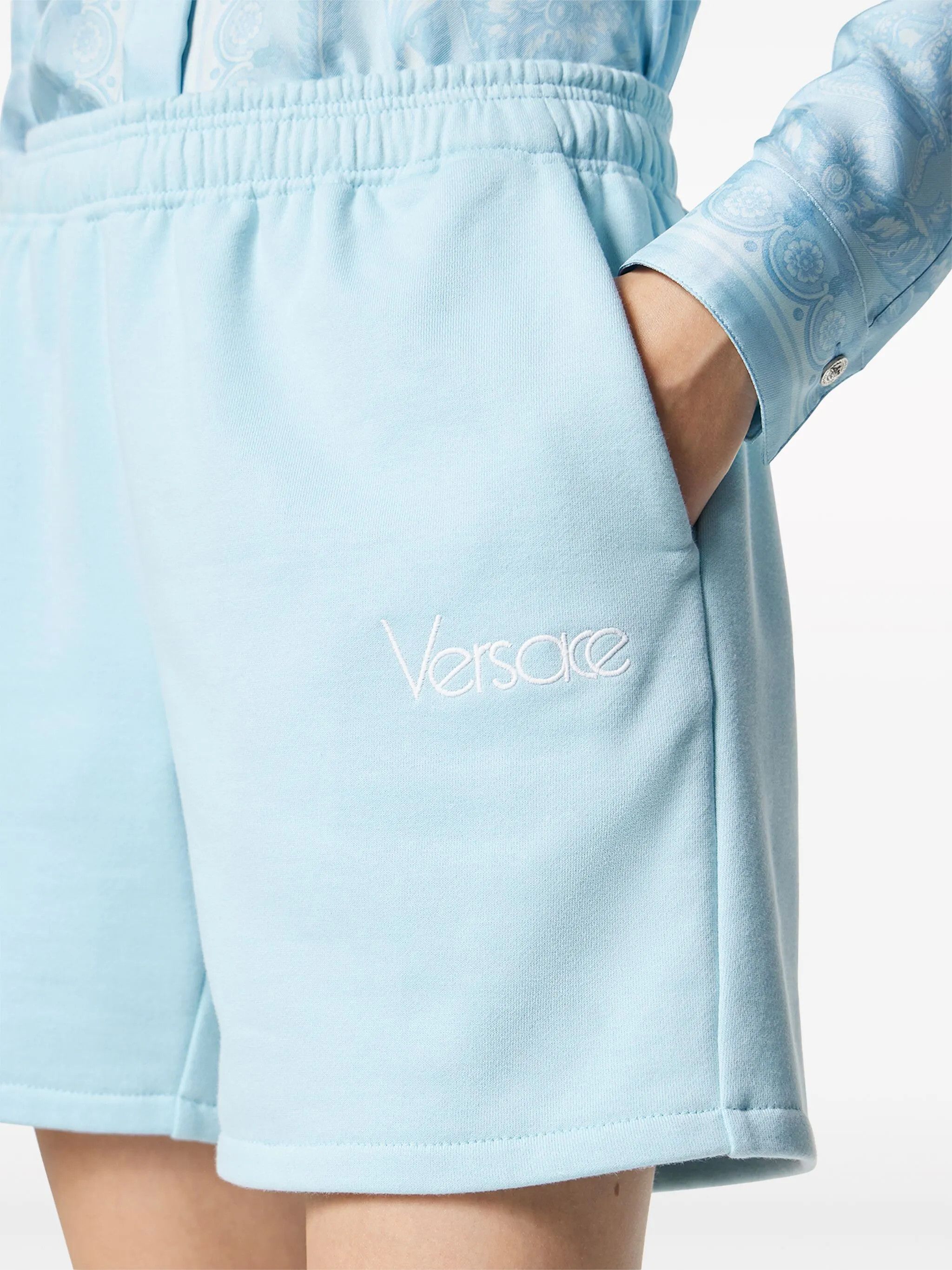 Versace o1y0226 Logo Short in Sky Blue Size 26" / US 2 / IT 38 - 2 Thumbnail