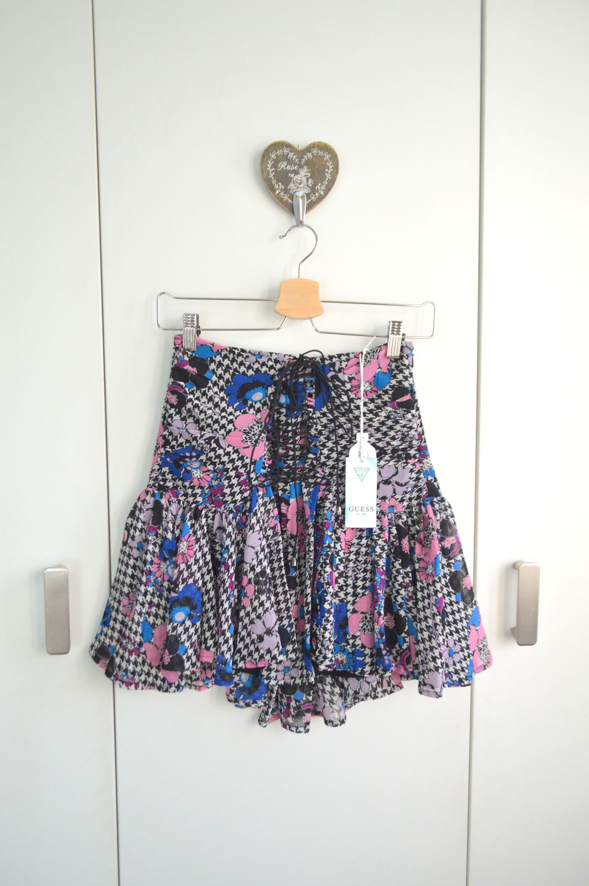 Guess Guess new with tag XS premium skirt with floral patterns Size 25" / US 0 / IT 36 - 1 Thumbnail