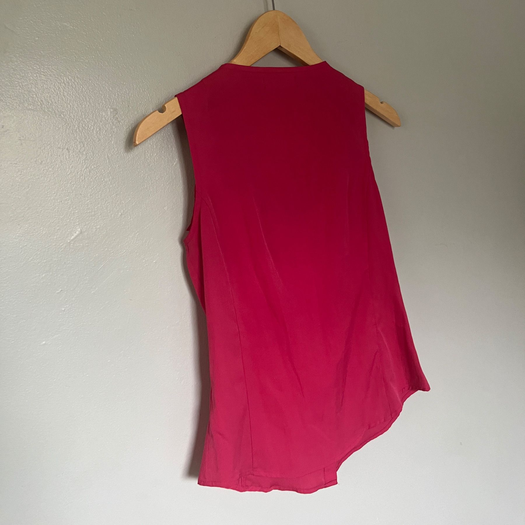 Banana Republic Banana Republic Sleeveless Top in Vibrant Pink Size XS Size XS / US 0-2 / IT 36-38 - 3 Thumbnail