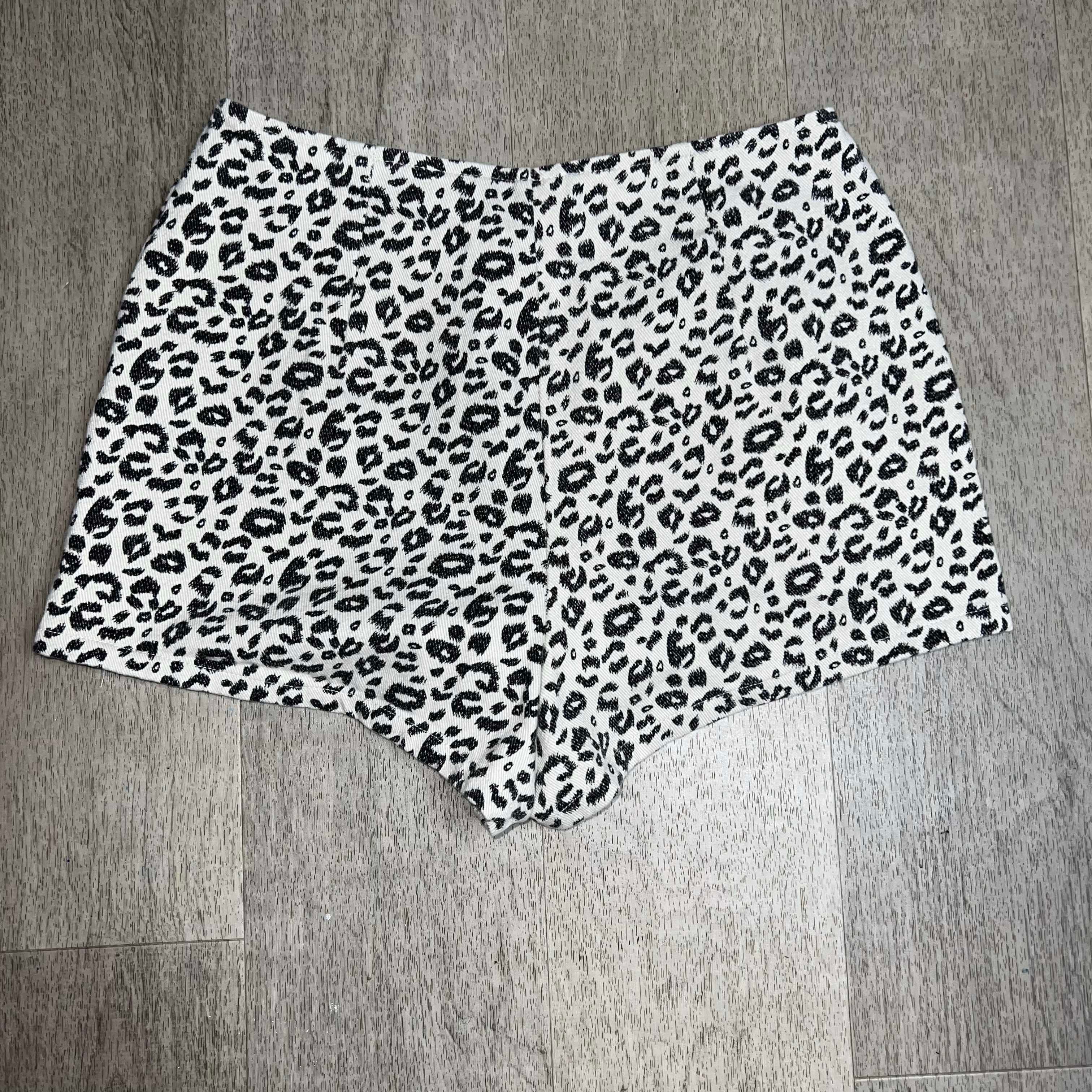 Free People Altar'd State, Front Zip Leopard Print Cream & Black Short Shorts Small Size 26" / US 2 / IT 38 - 2 Thumbnail