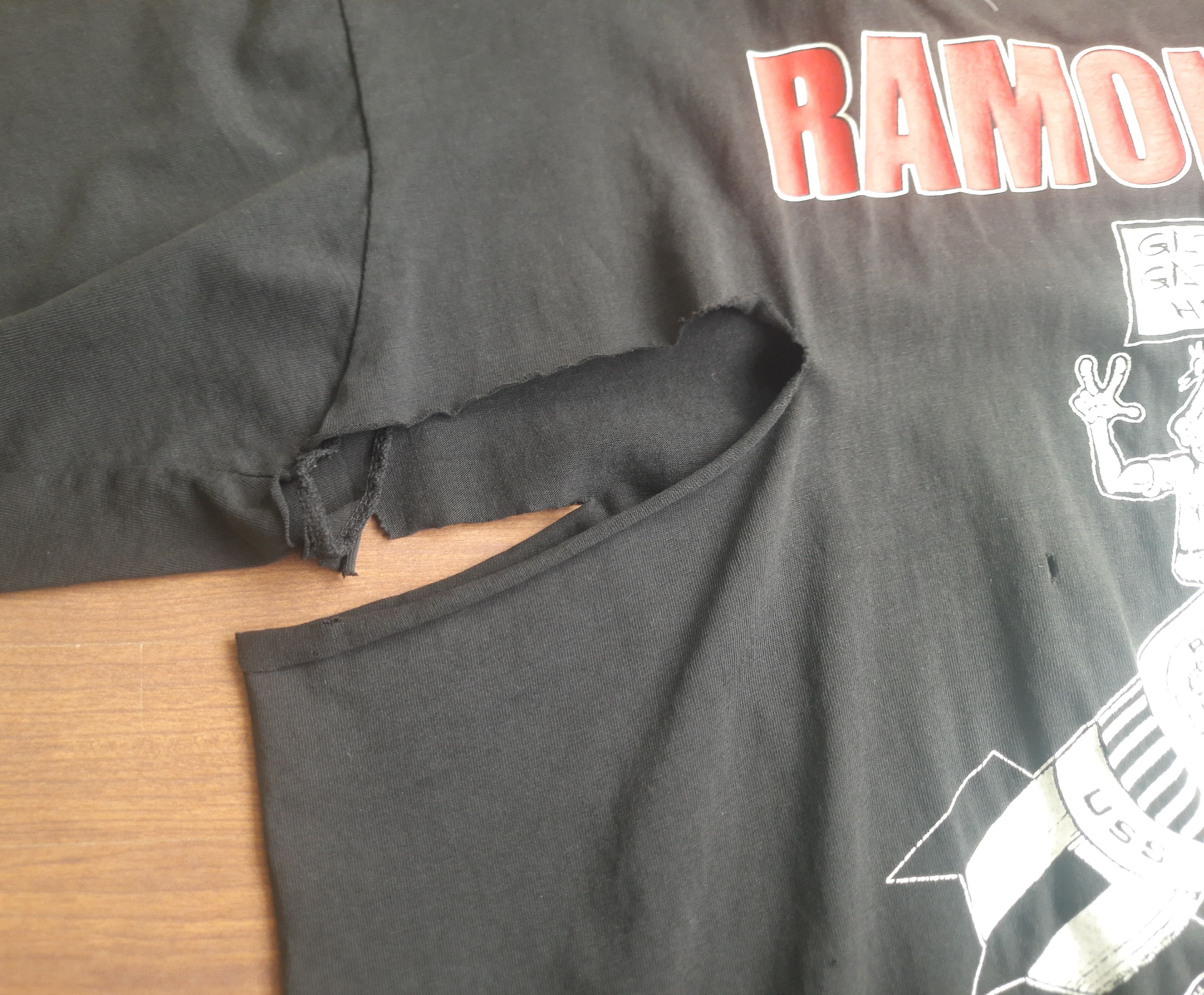 Band Tees Distressed Y2K RAMONES Rocket To Rusia T-Shirt Size US L / EU 52-54 / 3 - 12 Thumbnail