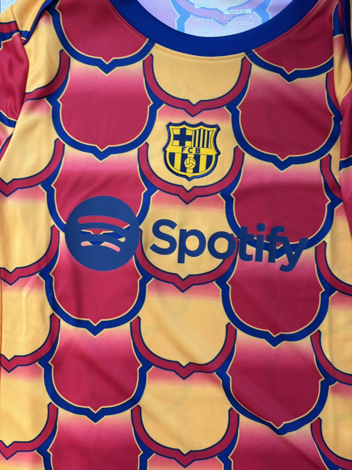 Nike BNWT Barcelona Gold Pre-Match 2023-2024 Pre-match Jersey Size US M / EU 48-50 / 2 - 2 Thumbnail