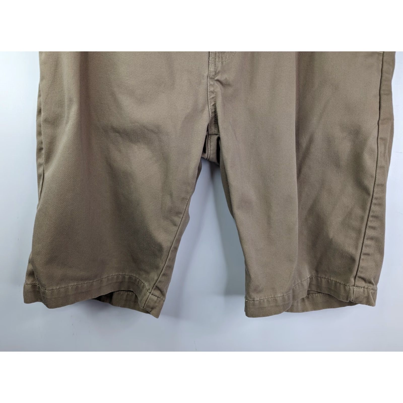 Volcom Volcom Khaki Chino Shorts Mens 34 Waist 10 Inseam Flat Front Cotton Blend Logo Zipper Pockets Casual Shirt? Size US 34 / EU 50 - 2 Thumbnail