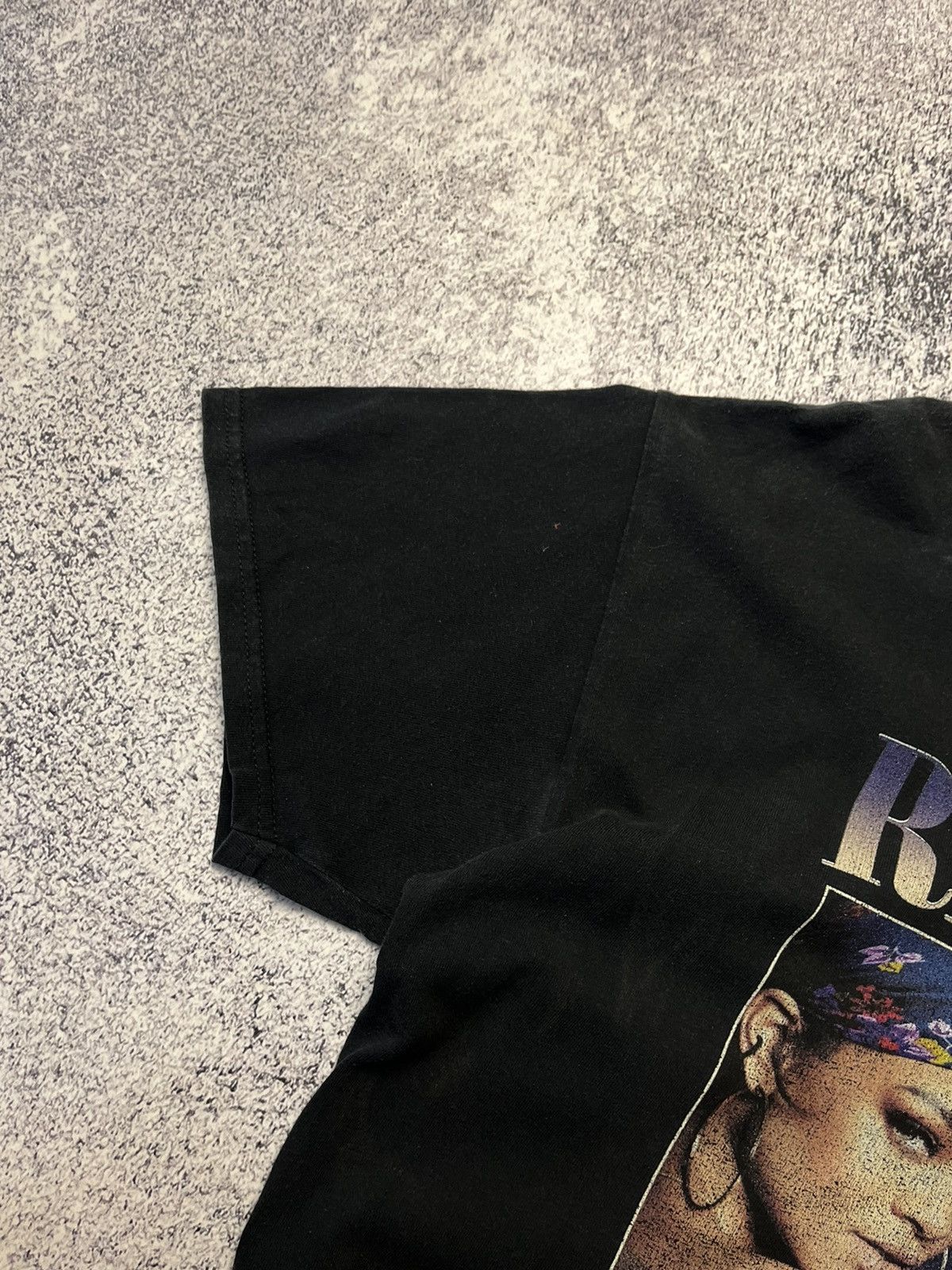 Band Tees Rihanna Vintage big logo Gildan band tee shirt Size US M / EU 48-50 / 2 - 9 Thumbnail