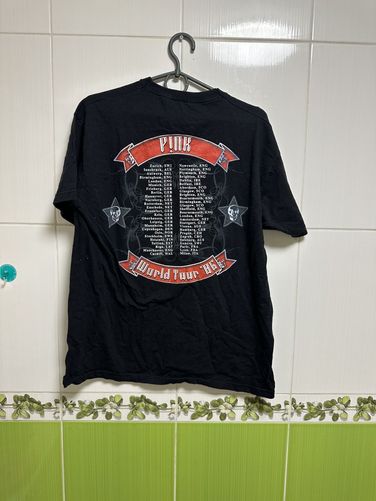 Band Tees × Pink × Vintage Vintage Pink world tour 2006 shirt size M Size US M / EU 48-50 / 2 - 5 Thumbnail