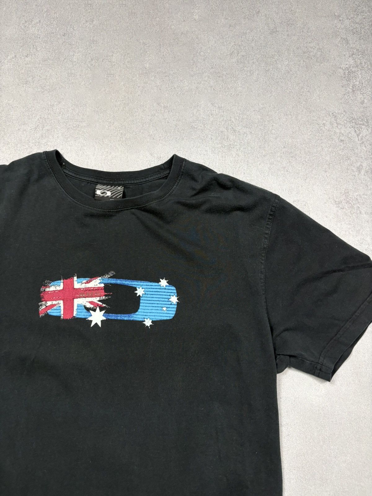 Oakley Oakley Australia Flag Graphic T-Shirt 00s Vintage Y2K Black Size US M / EU 48-50 / 2 - 2 Thumbnail