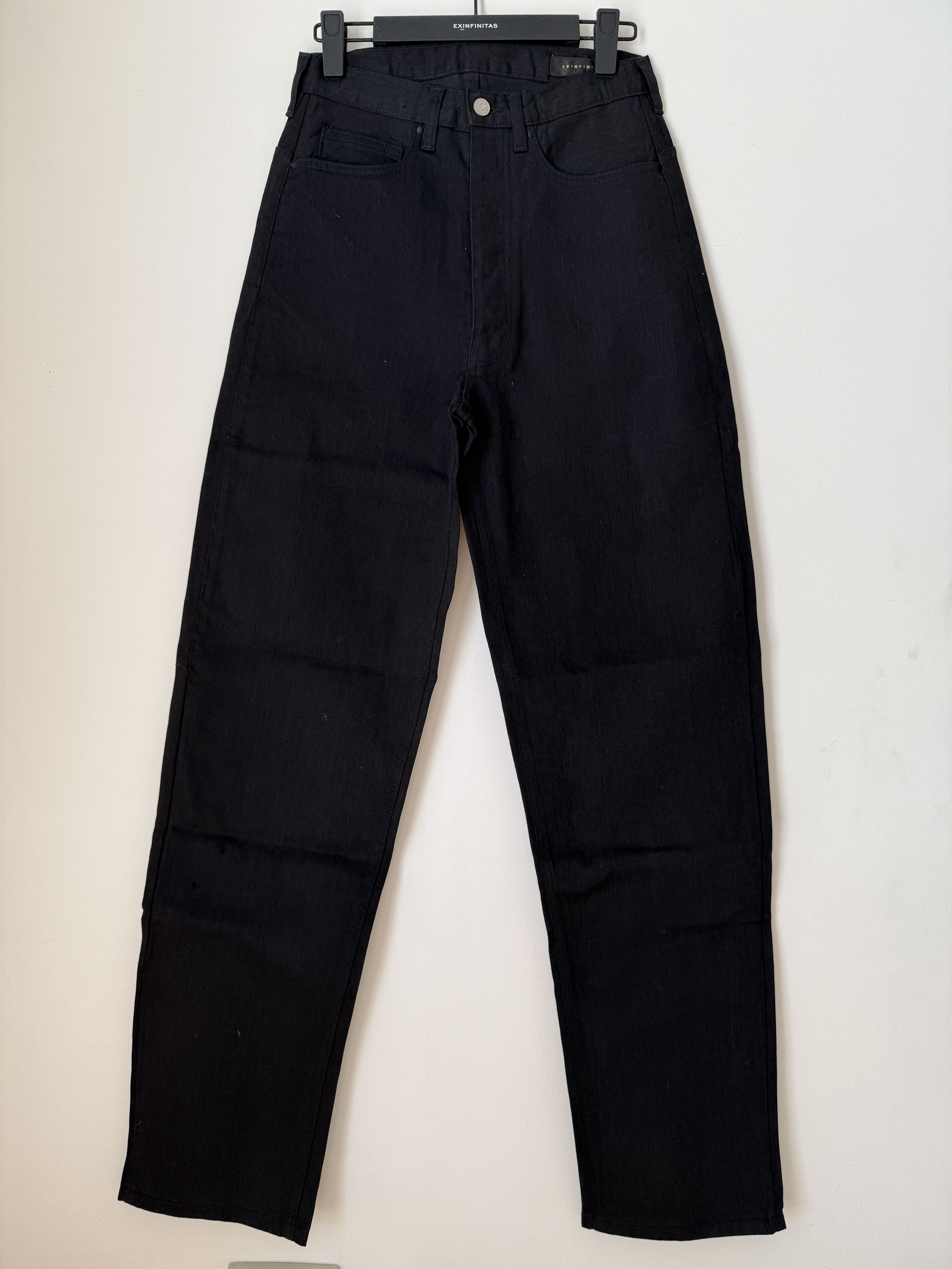 EX INFINITAS LOOSE TAPERED BLACK COATED JEANS. SZ 28