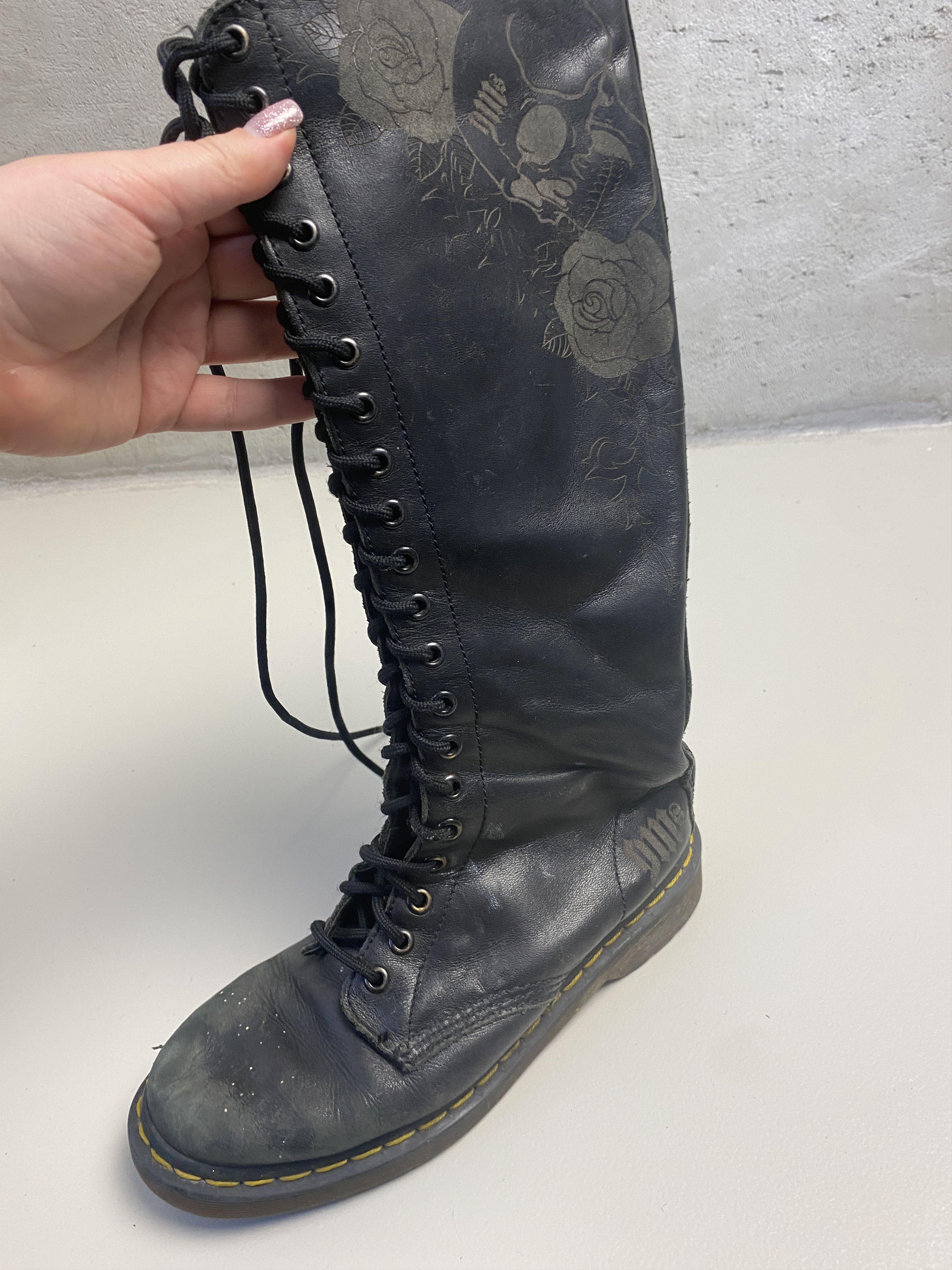 Dr. Martens Dr Martens 11550 Eyelett Skulls Knee High Lace boots Size US 7 / IT 37 - 8 Thumbnail
