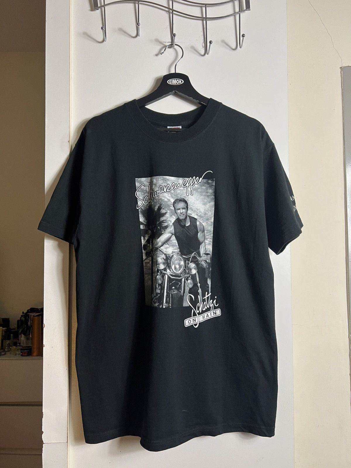 Vintage Vintage 2000s Arnold Schwarzenegger Santa Monica T-shirt Size US XL / EU 56 / 4 - 1 Thumbnail