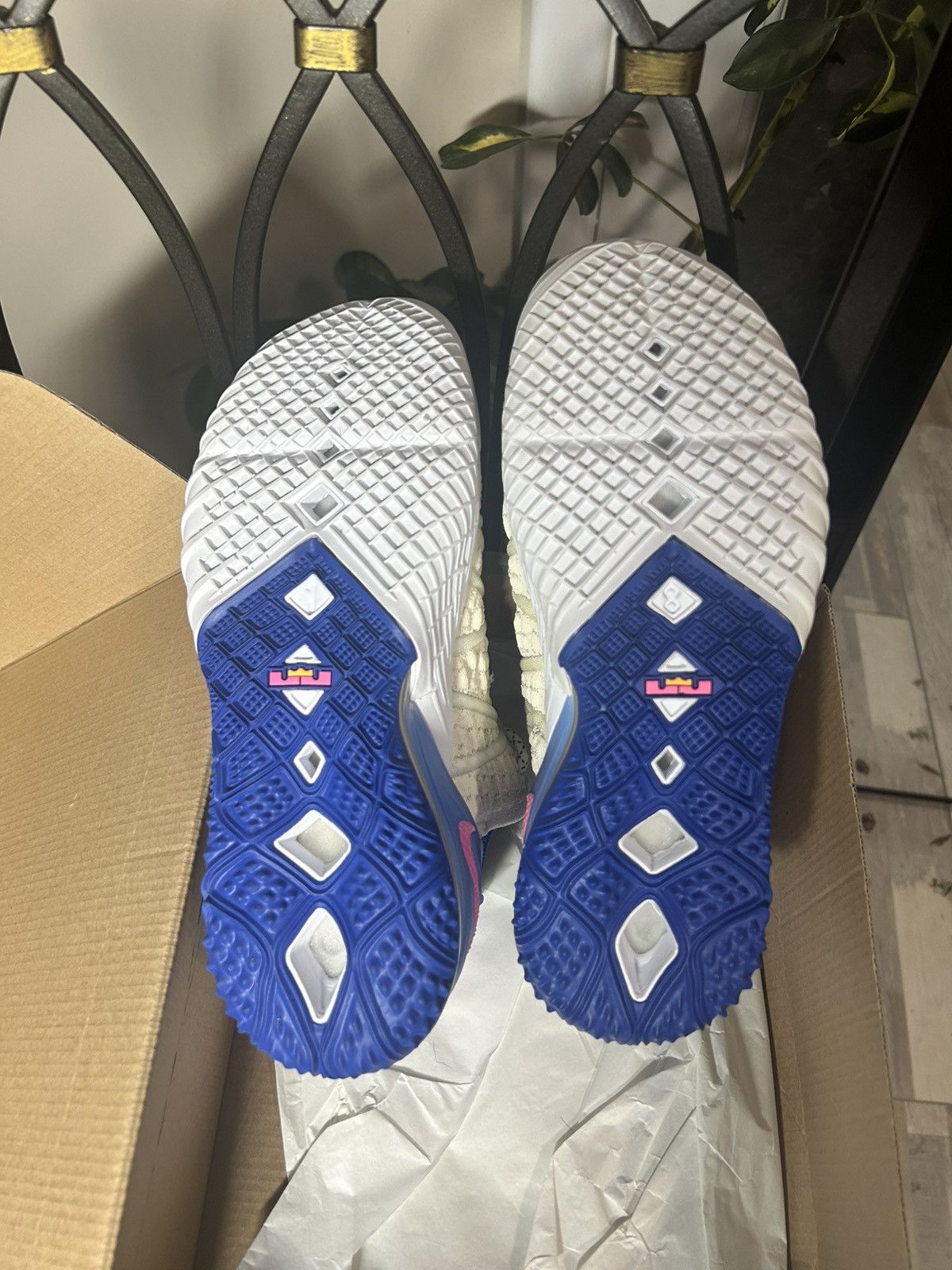 Nike LEBRON XVIII Size US 5.5 / EU 38 - 3 Thumbnail