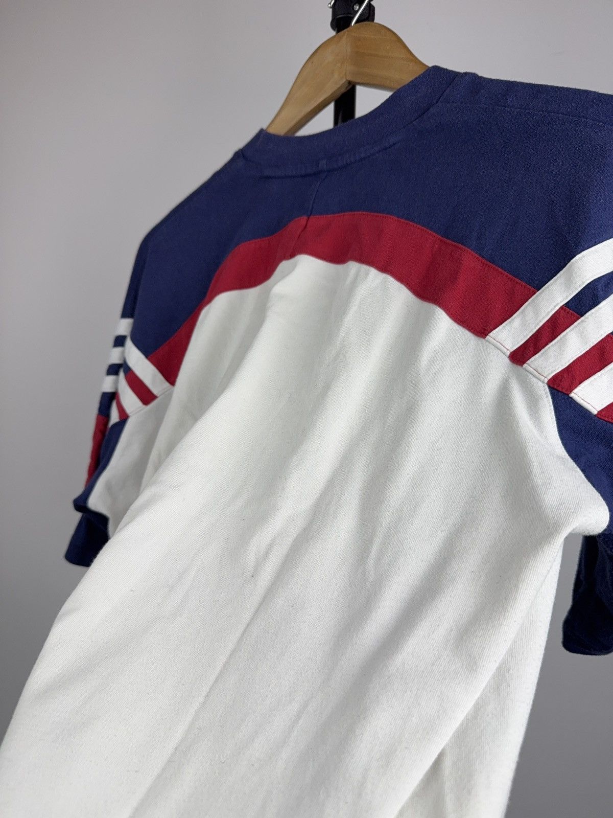 Adidas Retro Vintage Adidas V Neck T-Shirt 90s Stripes Logo Tee Size US M / EU 48-50 / 2 - 17 Thumbnail