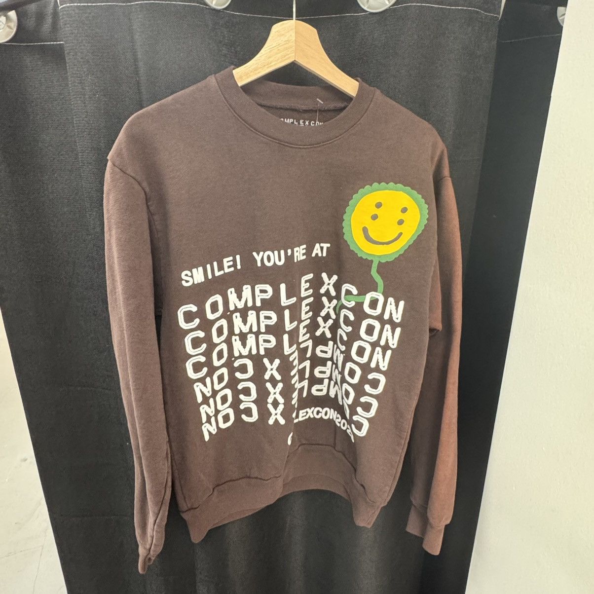 スウェット・トレーナー Cactus Plant Flea Market ComplexCon Smile! Crewneck Brown FW23 Cactus Plant Flea Market x ComplexCon 2023 Smile