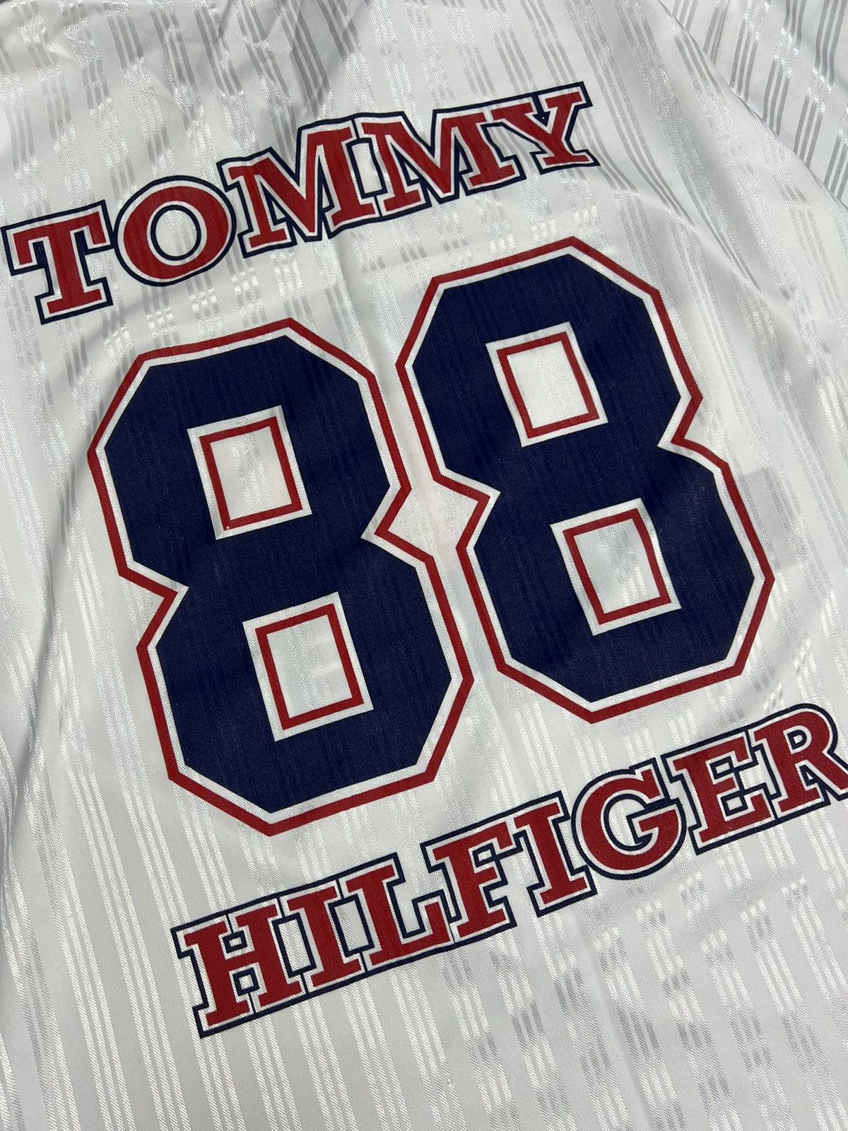 Tommy Hilfiger × Vintage Vintage Tommy Hilfiger T Shirt Big Logo Size US L / EU 52-54 / 3 - 8 Thumbnail