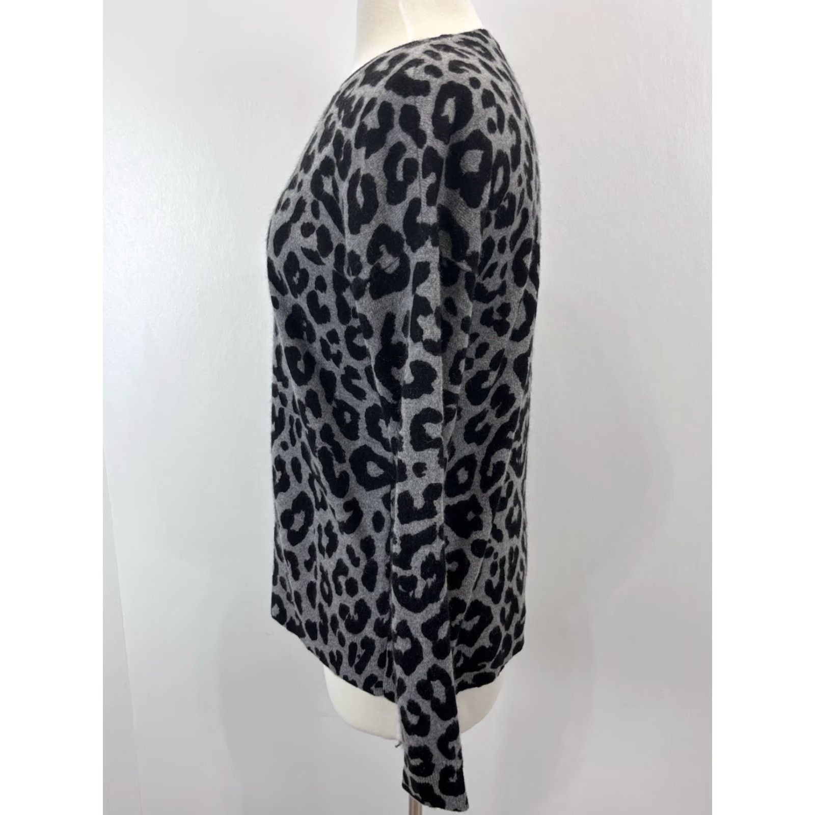 Saks Fifth Avenue Saks Fifth Avenue Cashmere Animal Print Sweater Women's Small Grey Black Pullover Size S / US 4 / IT 40 - 2 Thumbnail