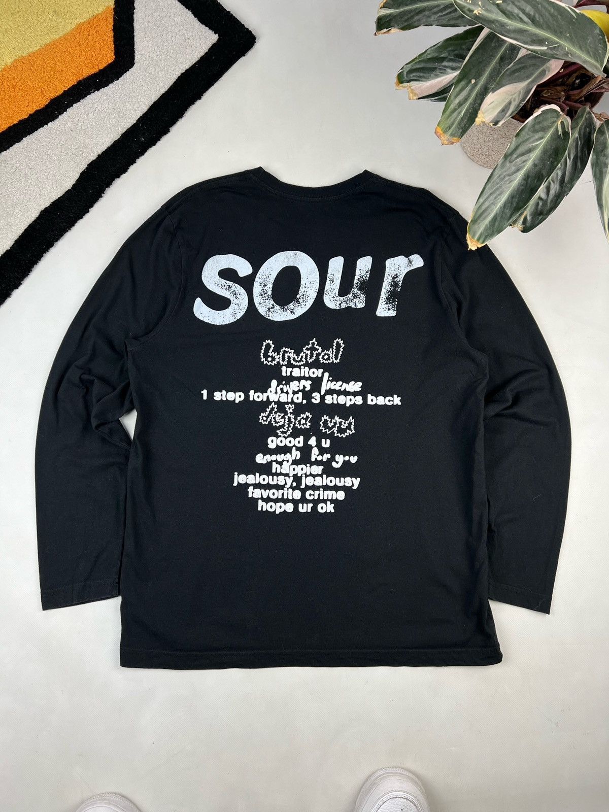 Band Tees Olivia Rodrigo tee longsleeve brutally sour Size US L / EU 52-54 / 3 - 2 Thumbnail
