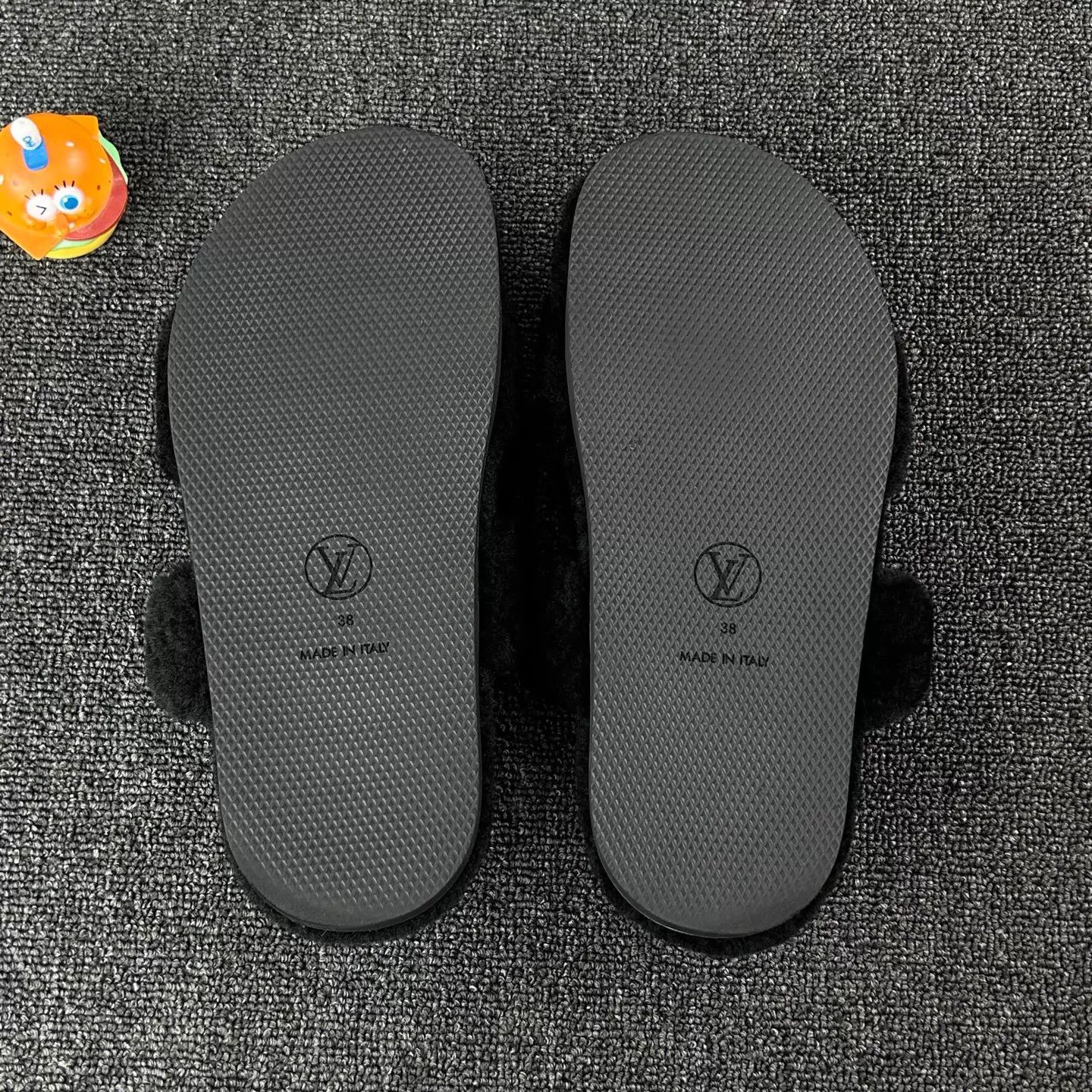 Louis Vuitton LOUIS VUITTON Black Fur Slipper Metallic Logo 38 Size US 7.5 / IT 37.5 - 6 Thumbnail