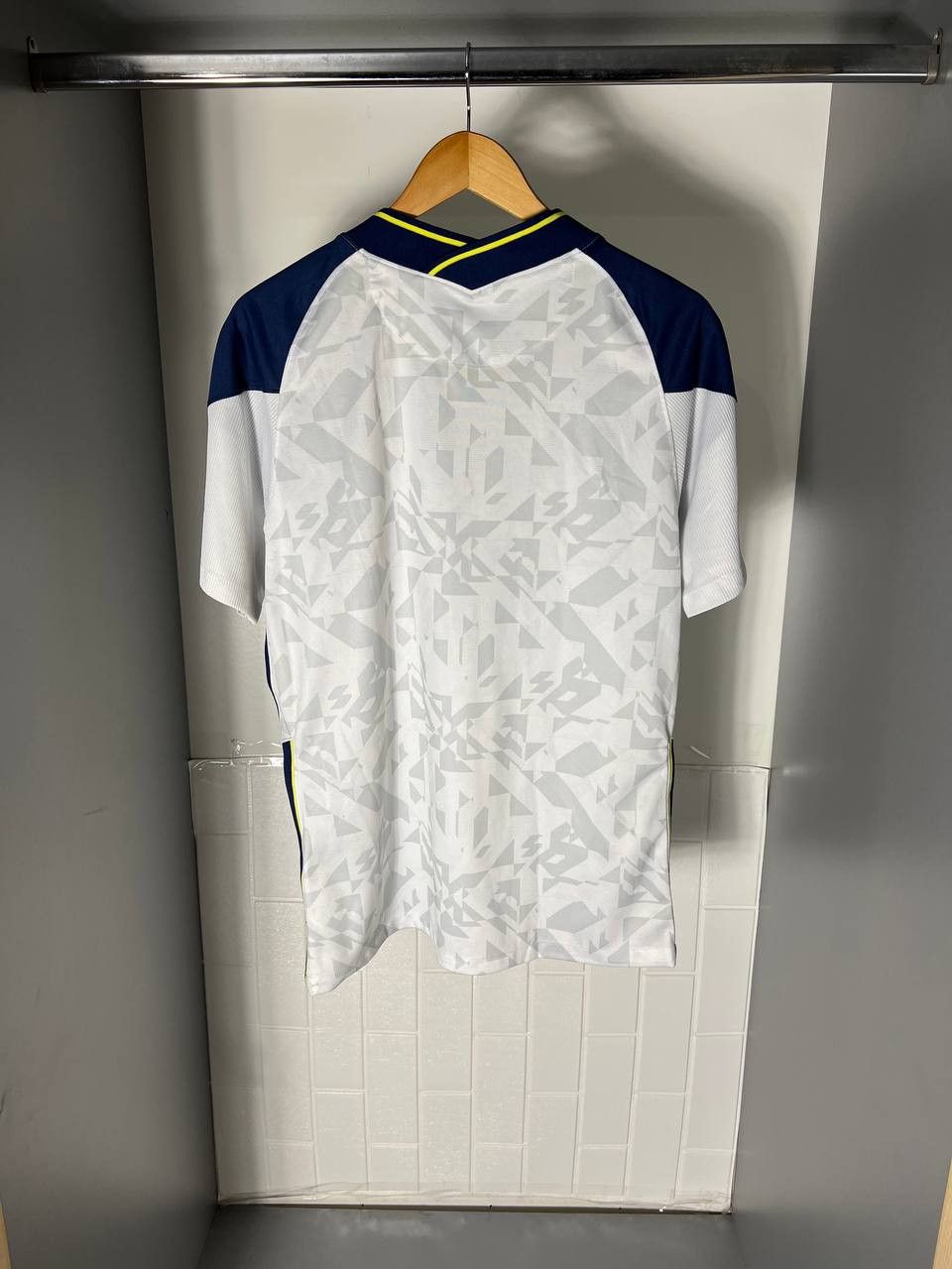 Vintage VERY RARE NIKE FC TOTTENHAM HOTSPUR ENGLAND SOCCER JERSRY Size US M / EU 48-50 / 2 - 6 Thumbnail