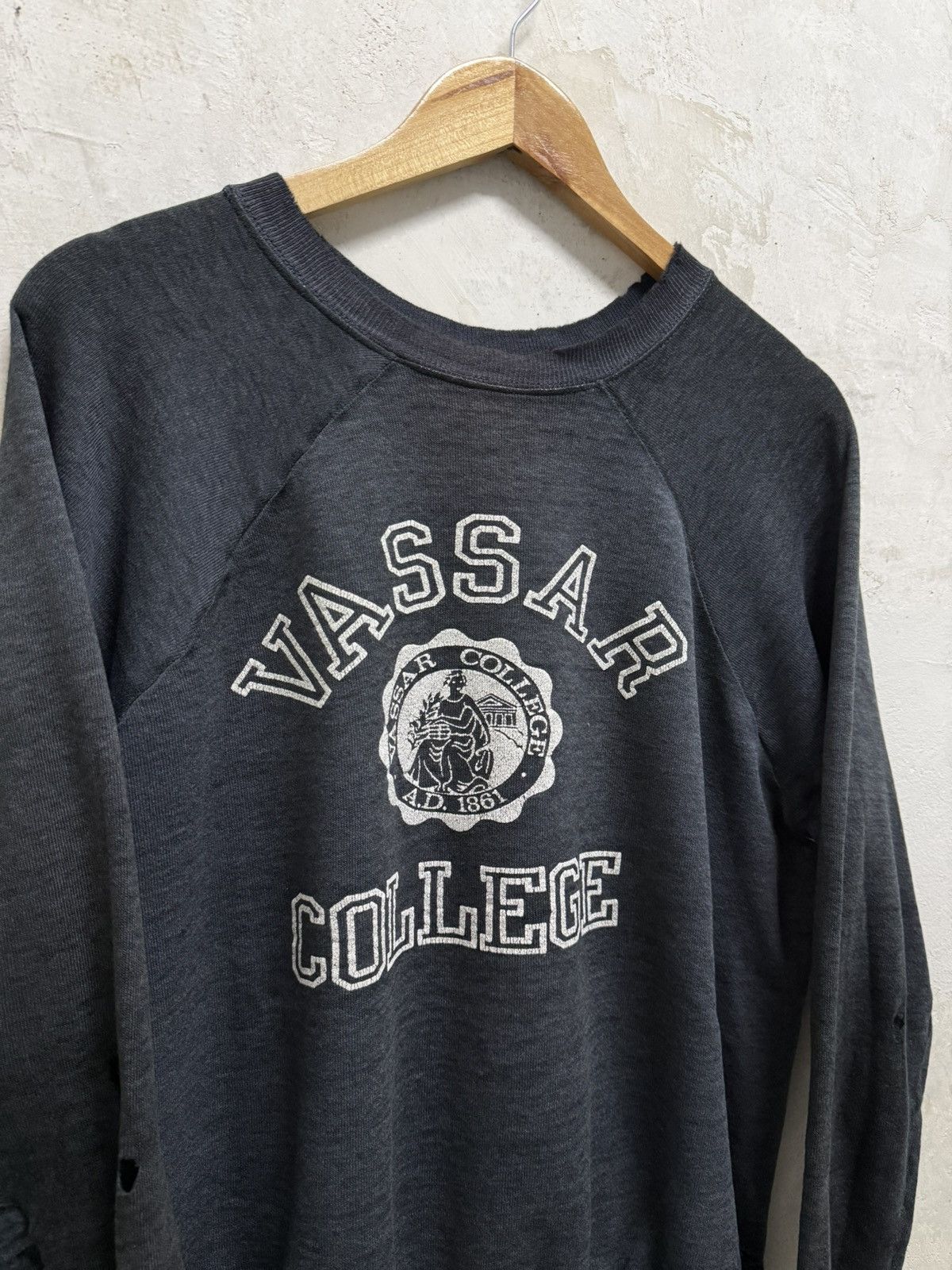 Vintage Vintage 80s Distressed Vassar College Thrashed Sweatshirt Size US M / EU 48-50 / 2 - 3 Thumbnail