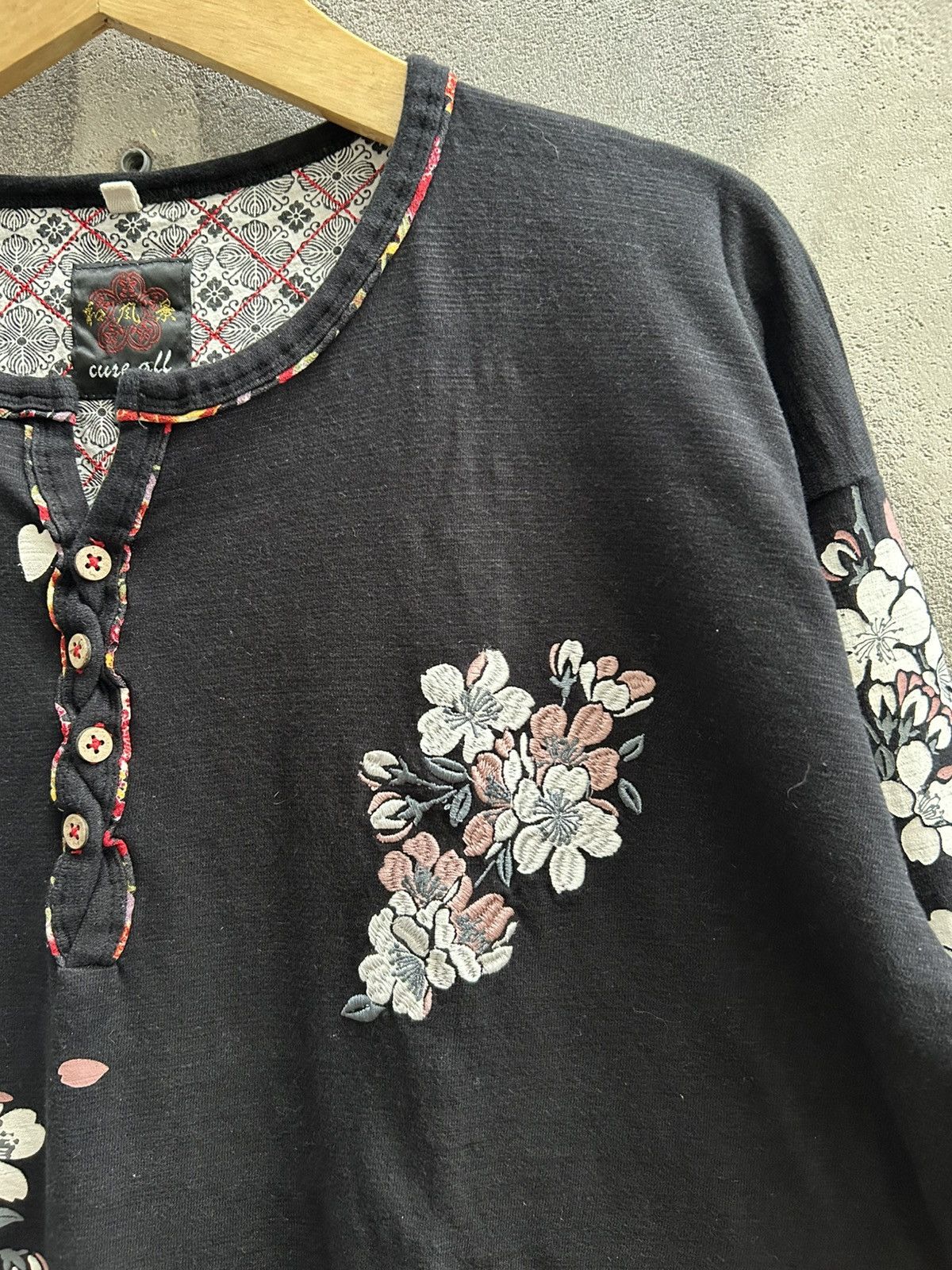 If Six Was Nine × Le Grande Bleu (L.G.B.) × Yohji Yamamoto Vintage Floral Henley Long Sleeve – Black Size US XXL / EU 58 / 5 - 3 Thumbnail