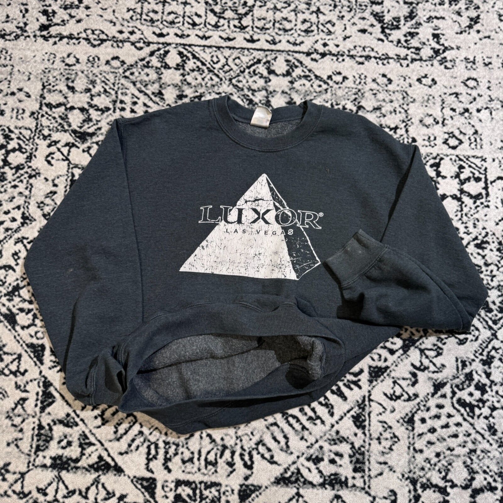 Vintage Vintage Unisex Gray Cotton Crewneck Size S Luxor Casino 90s Size US S / EU 44-46 / 1 - 8 Thumbnail