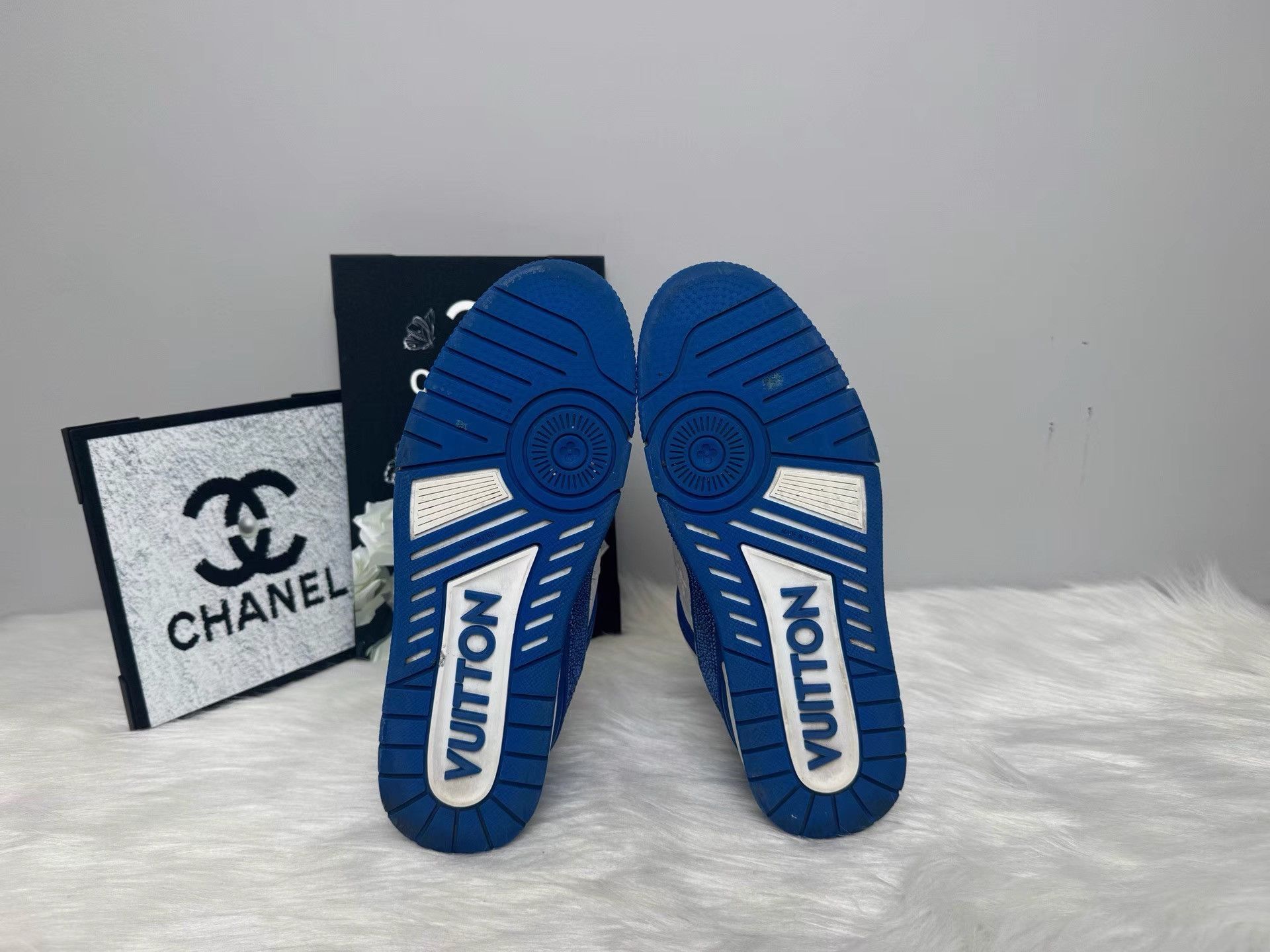 Louis Vuitton LV Trainer Classic White-Blue Full Rhinestone Sneaker K36 Size US 8 / EU 41 - 4 Thumbnail