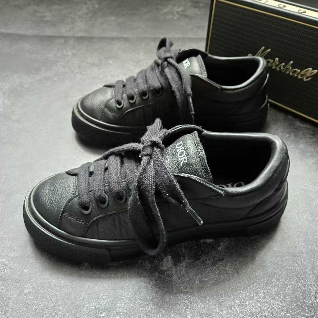 Balenciaga Balenciaga Gold Lowtop Sneakers 33 Men Size US 5 / EU 37 - 1 Thumbnail