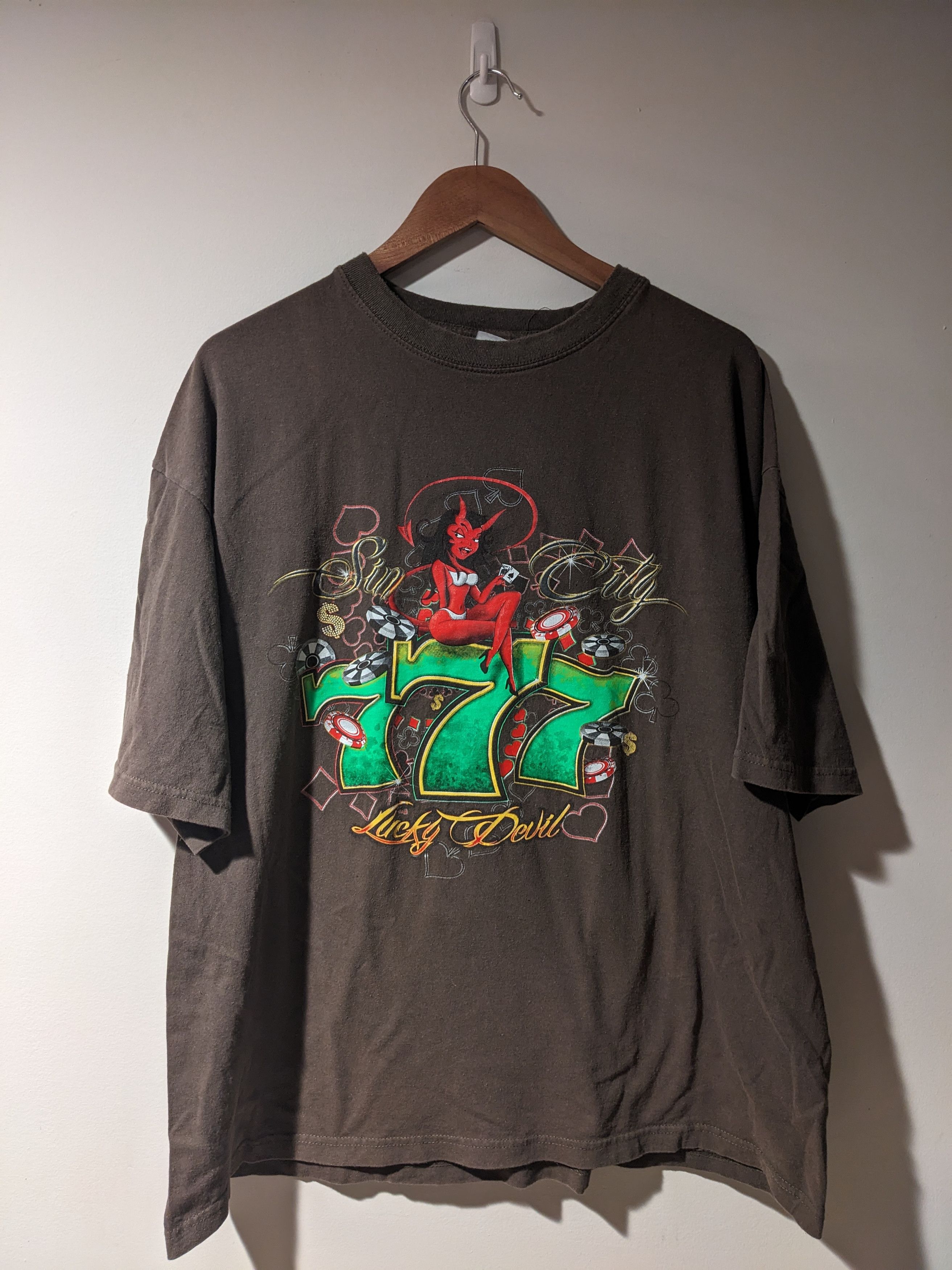 Gildan Vintage Y2K Lucky Devil Lock 777 Casino Gambling T-Shirt Size US XXL / EU 58 / 5 - 1 Thumbnail