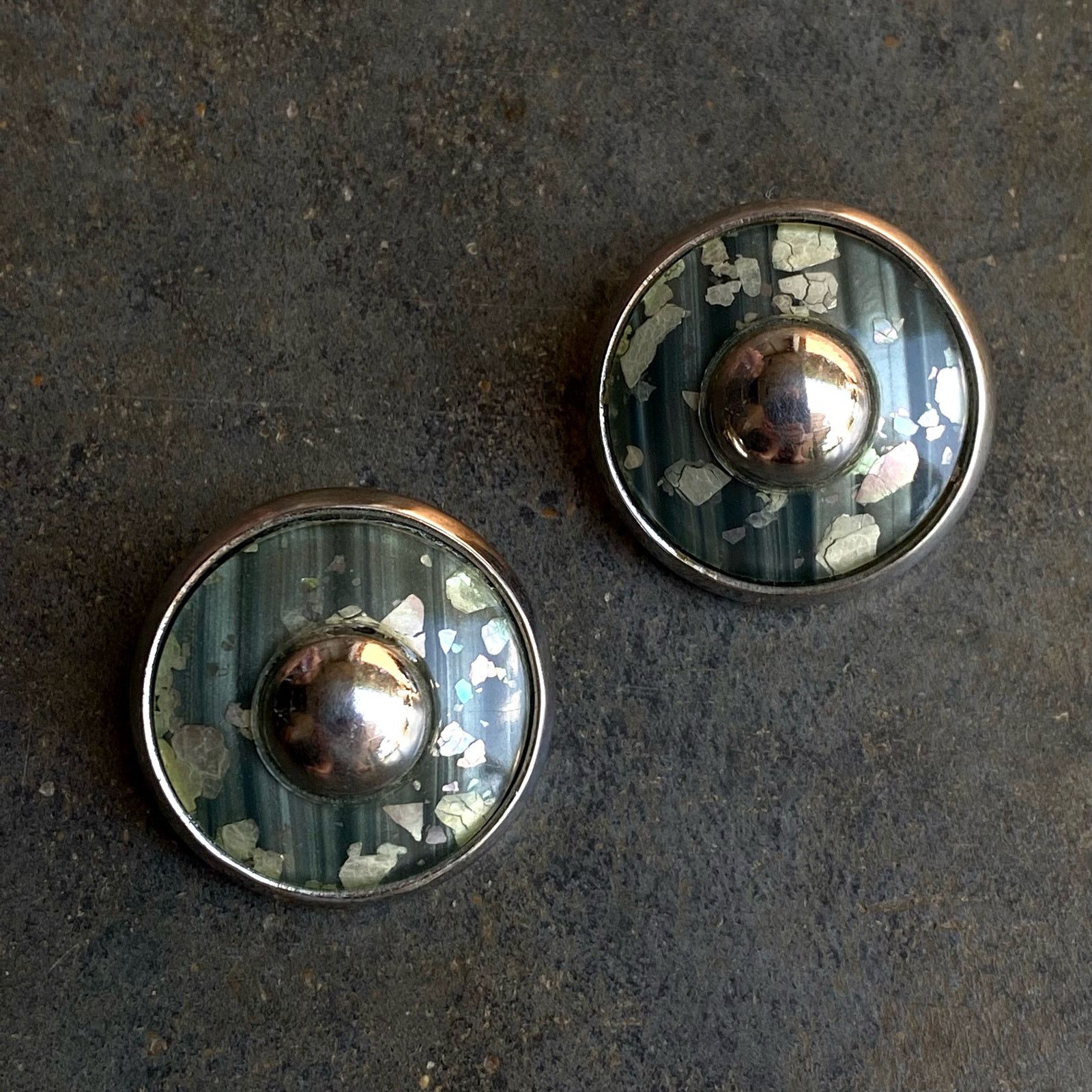 Vintage Vtg 70s Brutalist Circular Silver Green Clip-On Earrings Size ONE SIZE - 1 Thumbnail