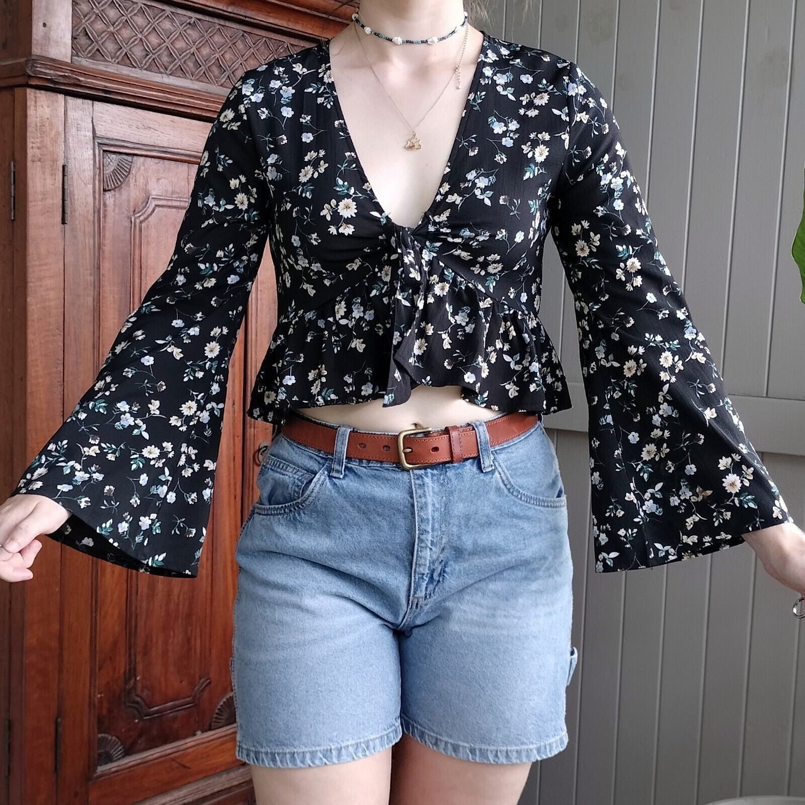 Designer 8 Birdies Crop Top Floral Bell Sleeve Tie Front Plunge Size M / US 6-8 / IT 42-44 - 1 Thumbnail