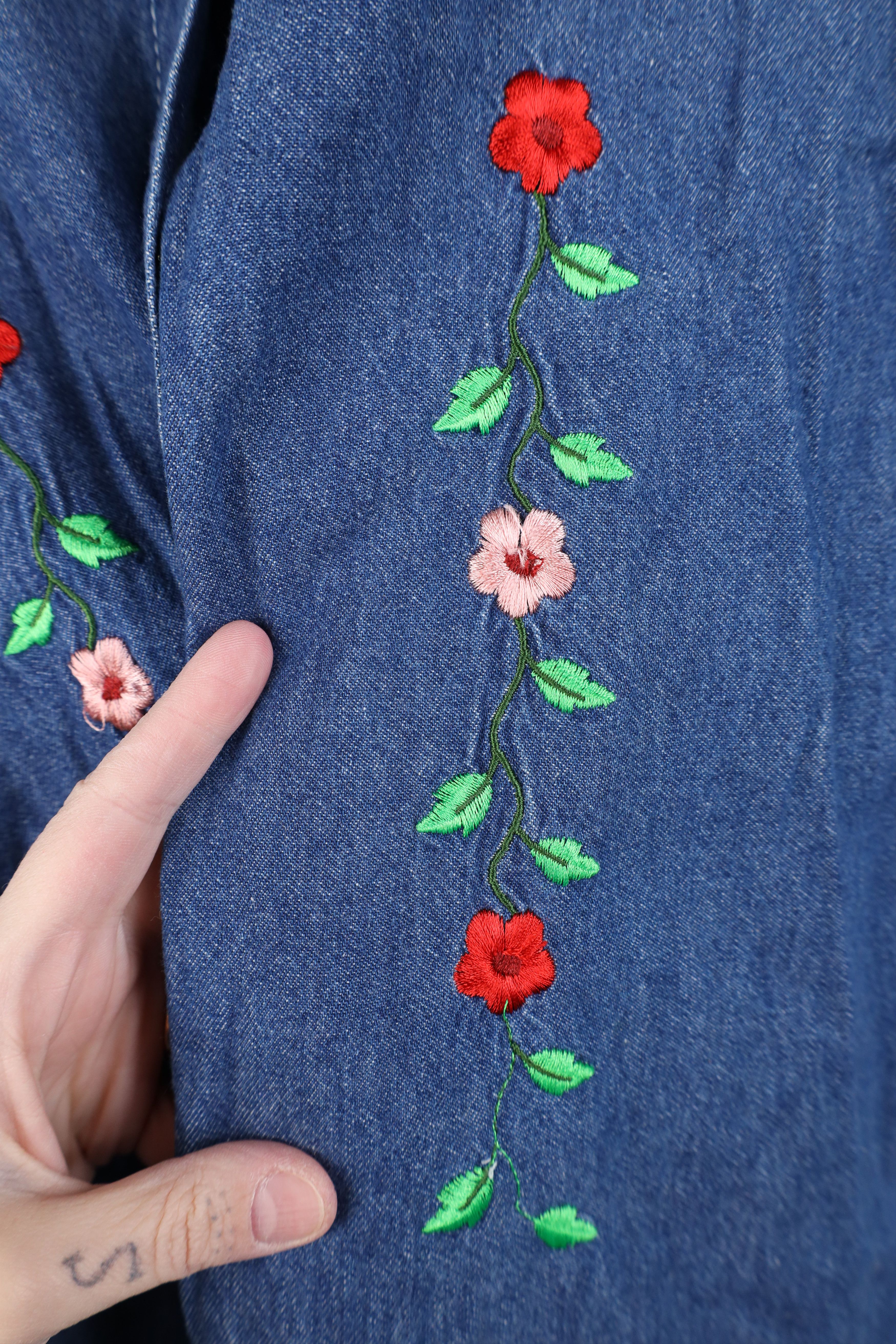 Vintage Vintage 90s Streetwear Embroidered Denim Jean Button Shirt Size 4XL / US 24-26 - 5 Thumbnail