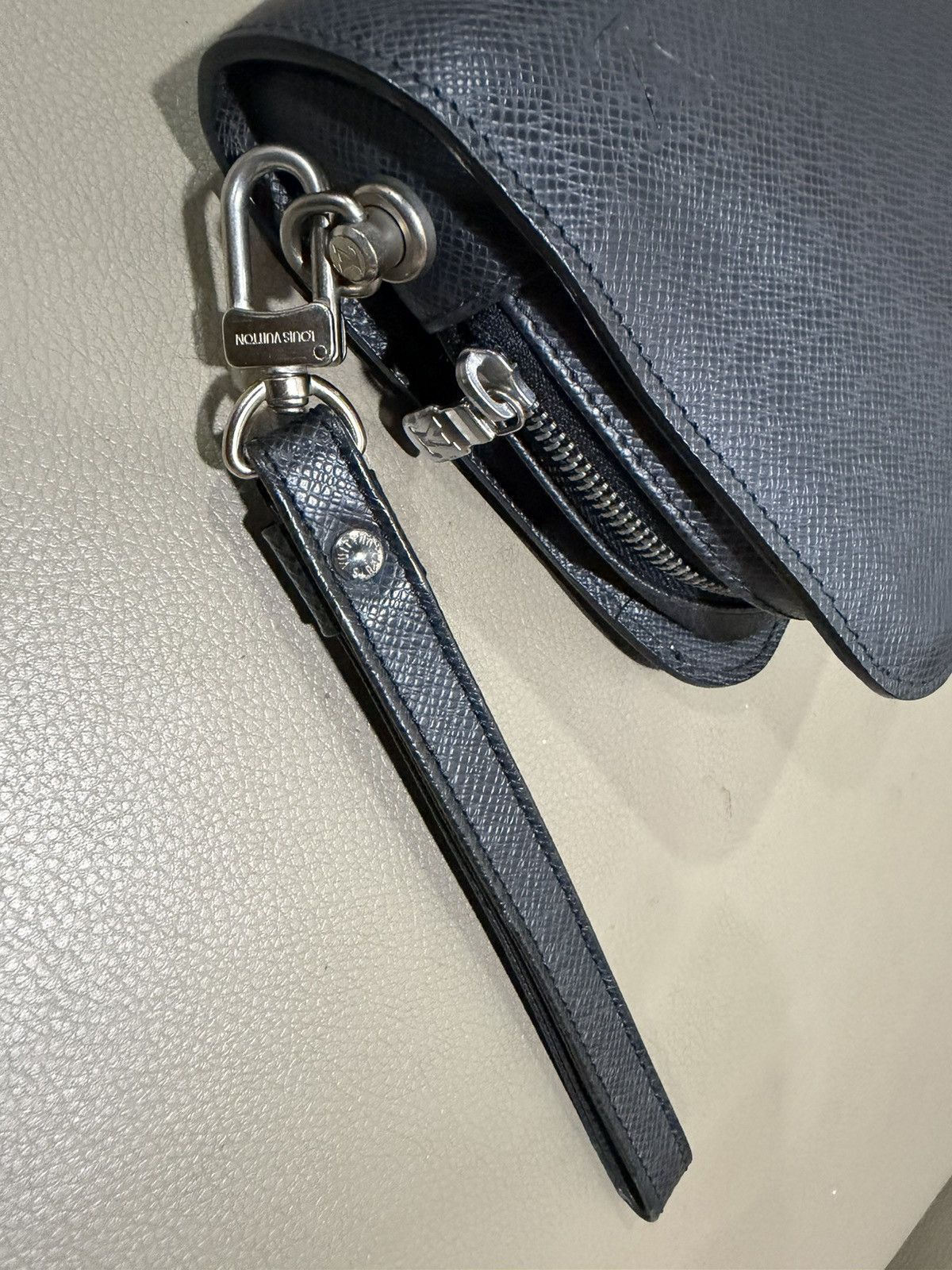Louis Vuitton Authentic Louis Vuitton Taiga Black Clutch Size ONE SIZE - 19 Thumbnail