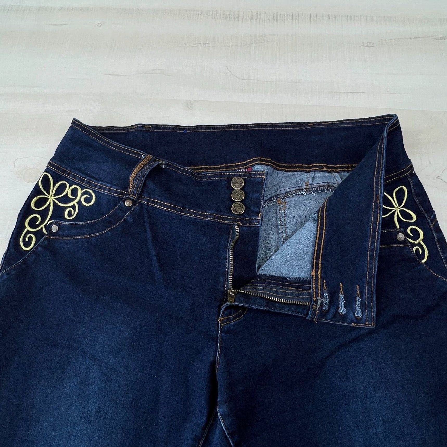 Vintage QQMY Womens Dark Wash Mid Rise Embroidered Pocket Juniors Jeans Size 21/22 Blue Cotton Blend Size 42" / US 20 - 3 Thumbnail