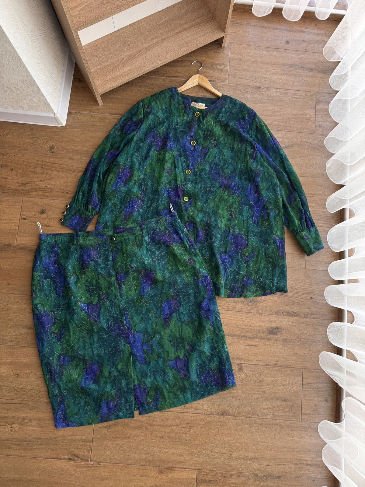 Givenchy × Vintage Vintage Givenchy En Plus Luxury Light Green Top Skirt Set Size 30" / US 8 / IT 44 - 2 Thumbnail