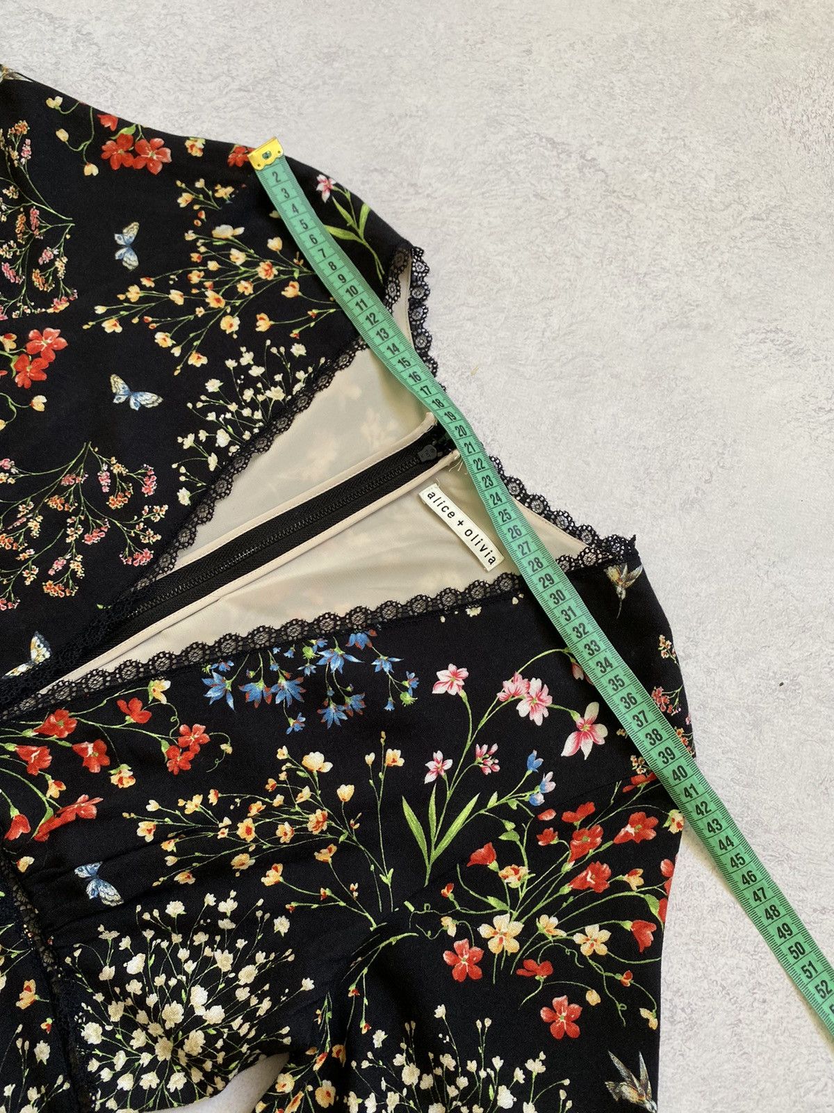 Alice + Olivia Alice + Olivia Black Floral Short Sleeve V-Neck Mini Dress Size S / US 4 / IT 40 - 15 Thumbnail
