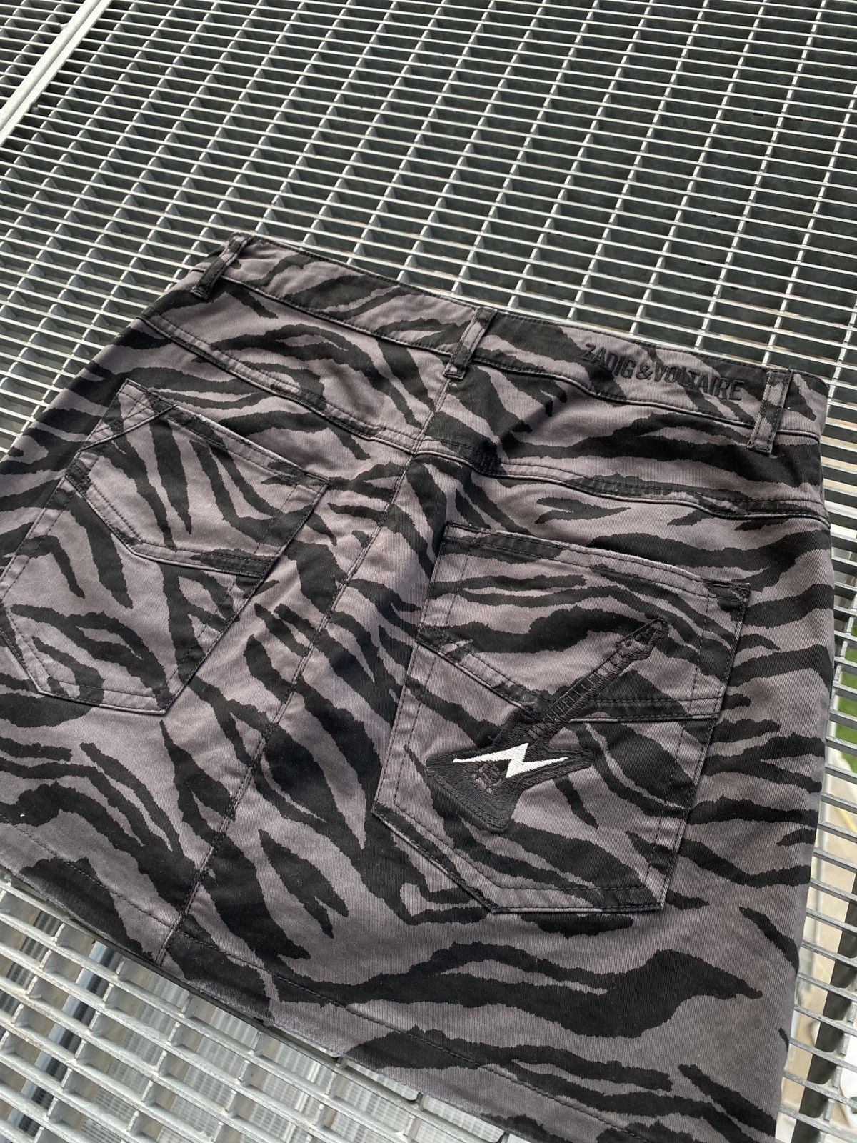 Zadig & Voltaire Zadig & Voltaire Camo Front Buttons Mini Skirt Size 25" / US 0 / IT 36 - 4 Thumbnail