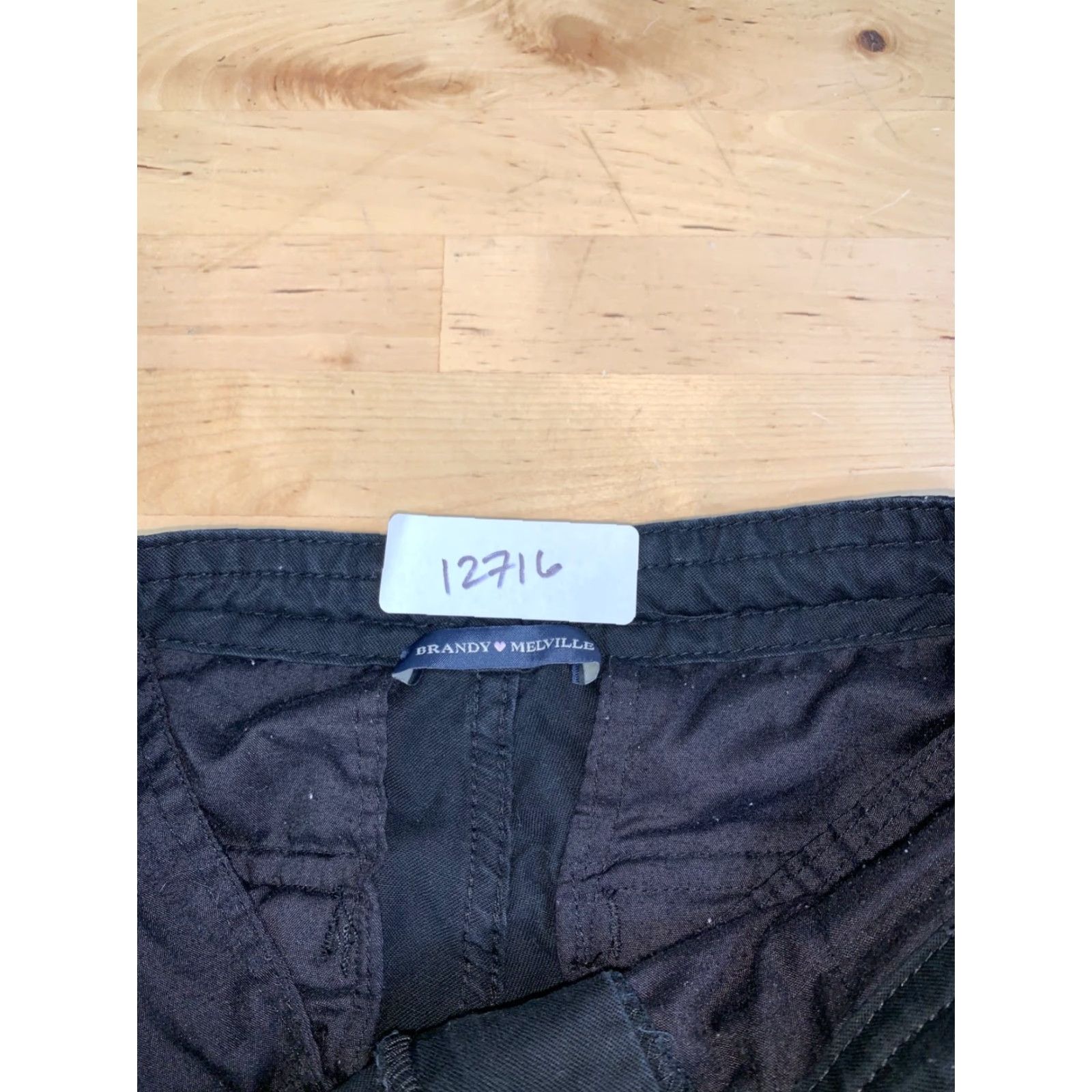 Brandy Melville Brandy Melville Jemma Cargo Pants Womens One Size Black Casual Cargo Pants Womens One Size Black Size 42" / US 20 - 2 Thumbnail
