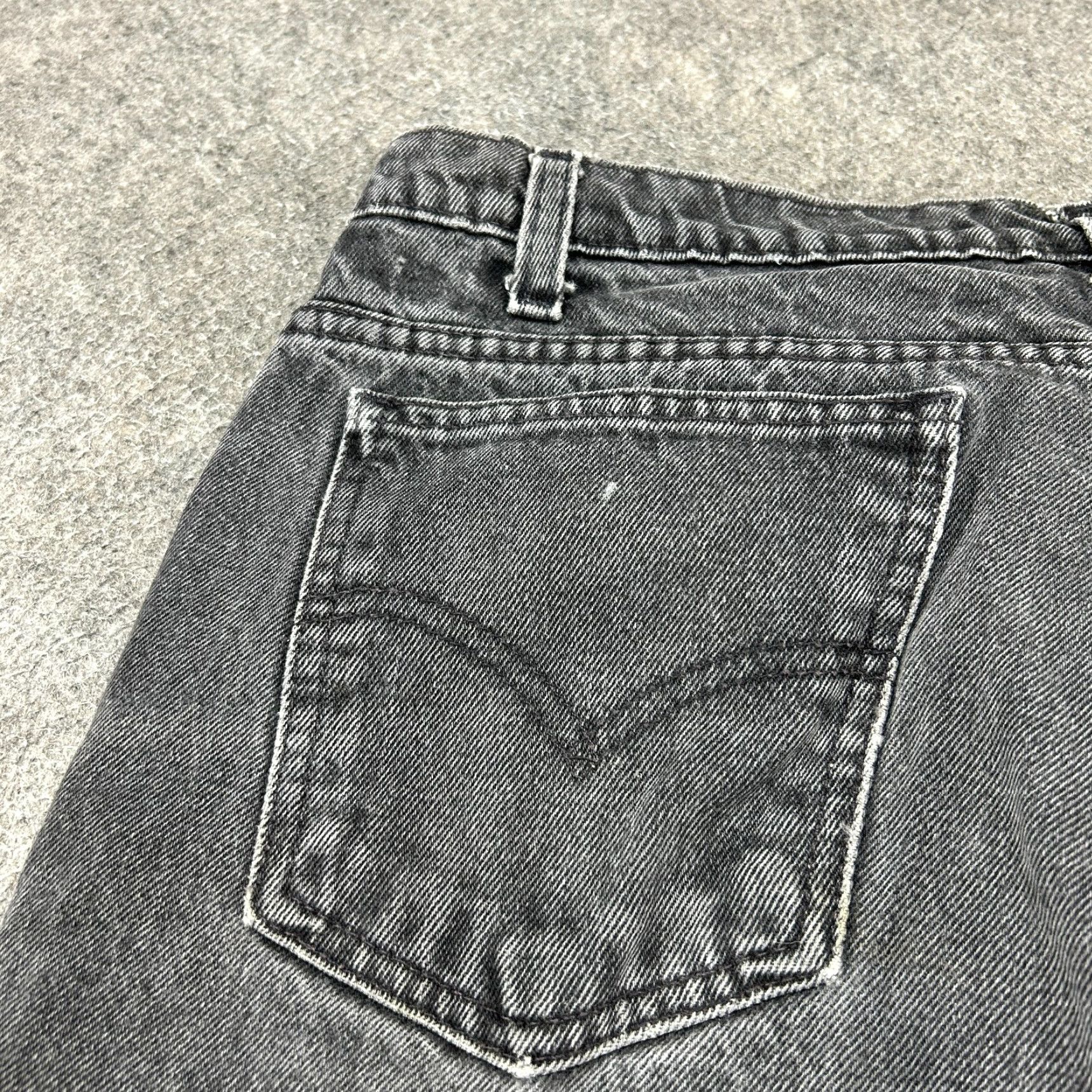 Levi's VINTAGE Levi's 550 Jeans Men 34x32 Black Relaxed Tapered Distressed 90s Jeans Size US 34 / EU 50 - 4 Thumbnail