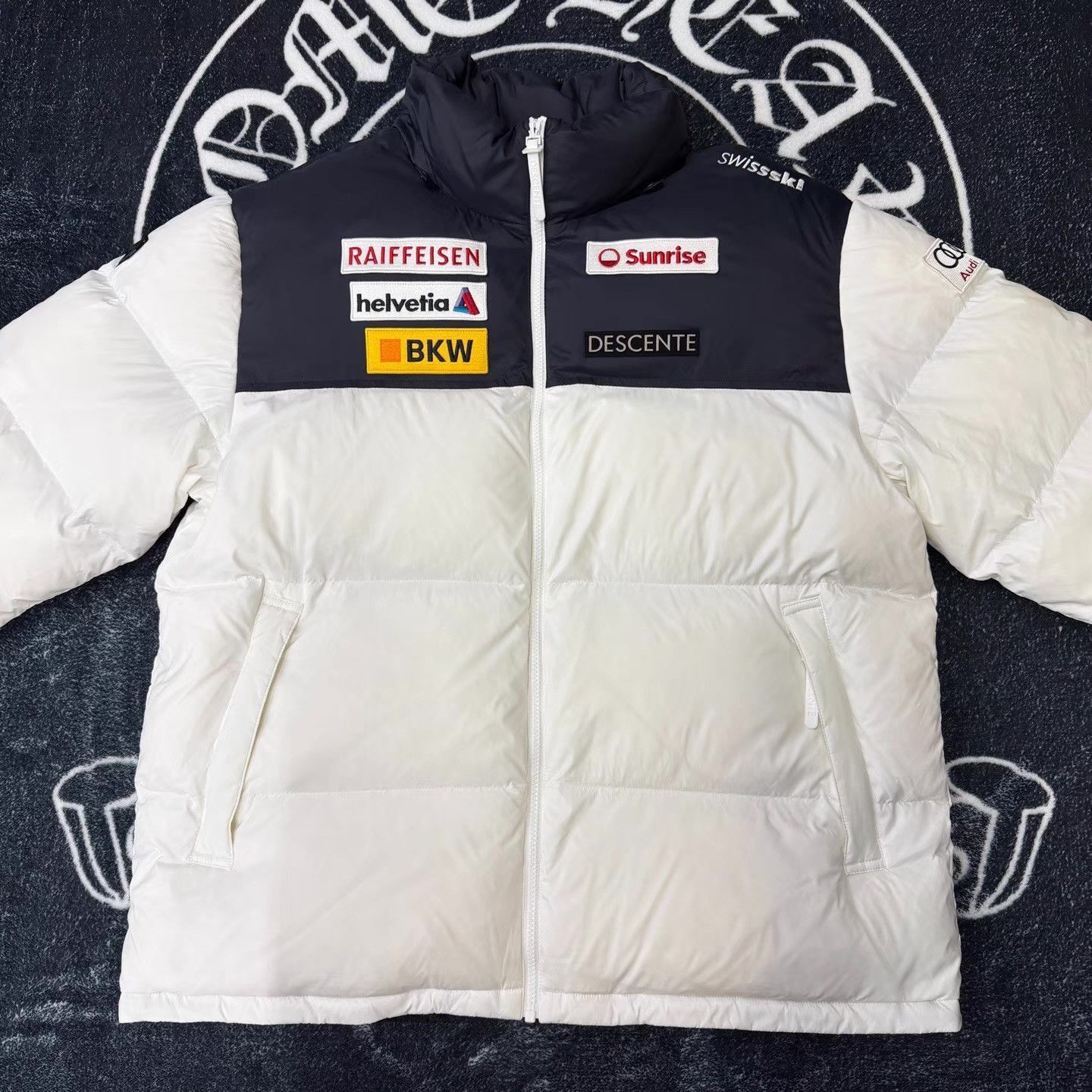 Descente White Puffer Jacket with Patch Details - XXL Size US XXL / EU 58 / 5 - 1 Thumbnail