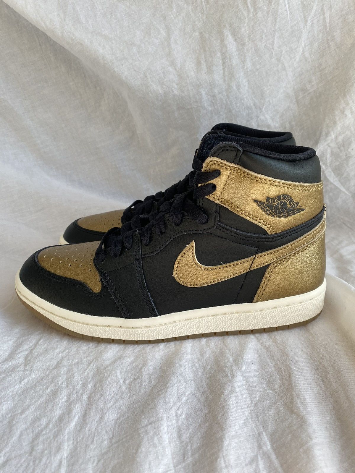 Jordan Brand Nike Air Jordan One Metalic Gold Size US 5.5 / EU 38 - 9 Thumbnail