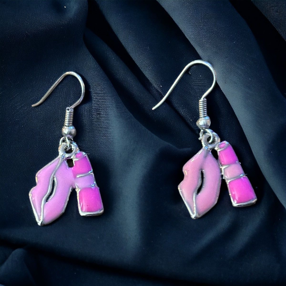 Other Fun lipstick and lips dangle hook earrings Size ONE SIZE - 1 Thumbnail