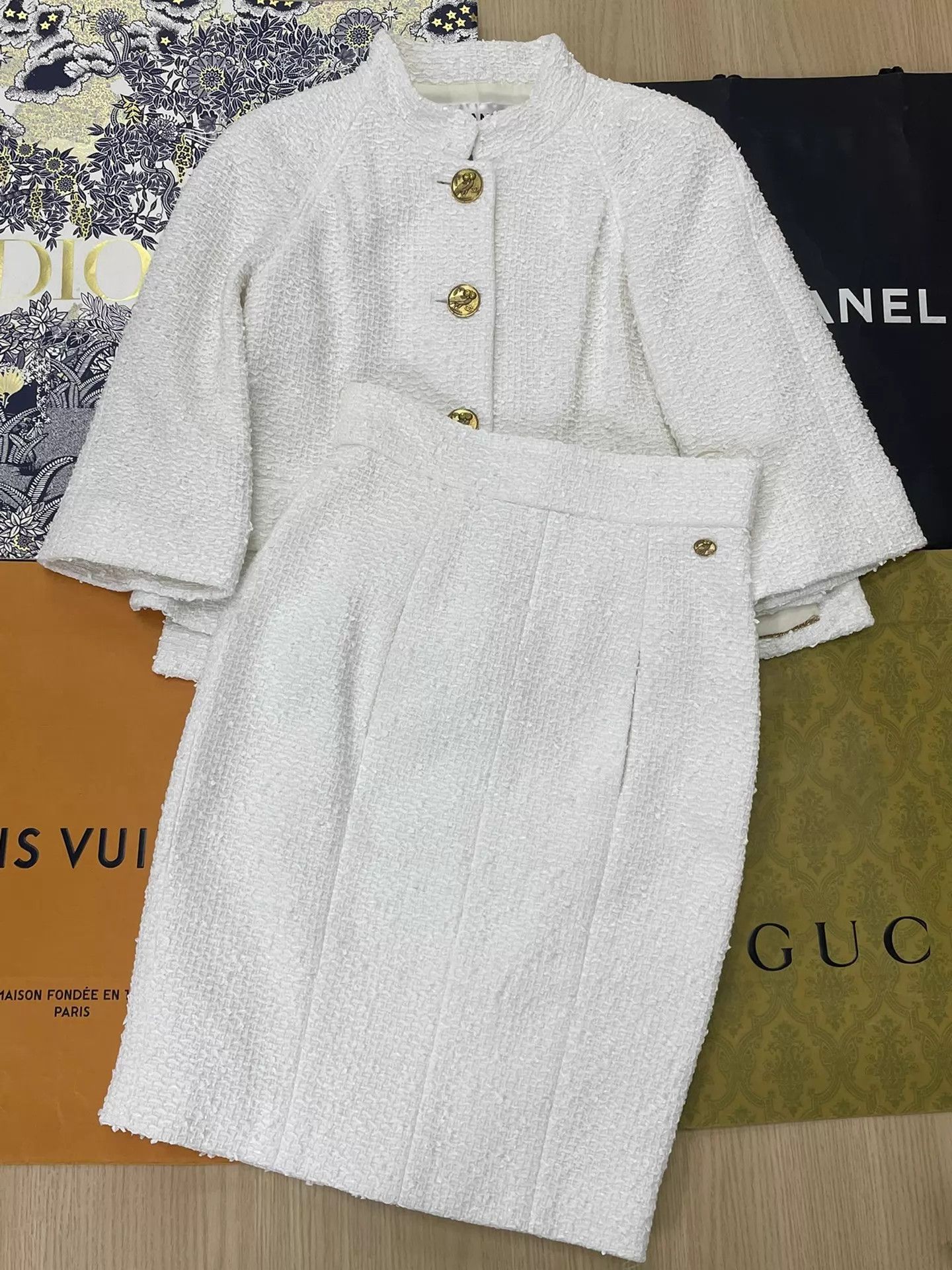 Chanel Chanel Greek Collection White Tweed Jacket & Skirt Set 38 Size S / US 4 / IT 40 - 1 Thumbnail