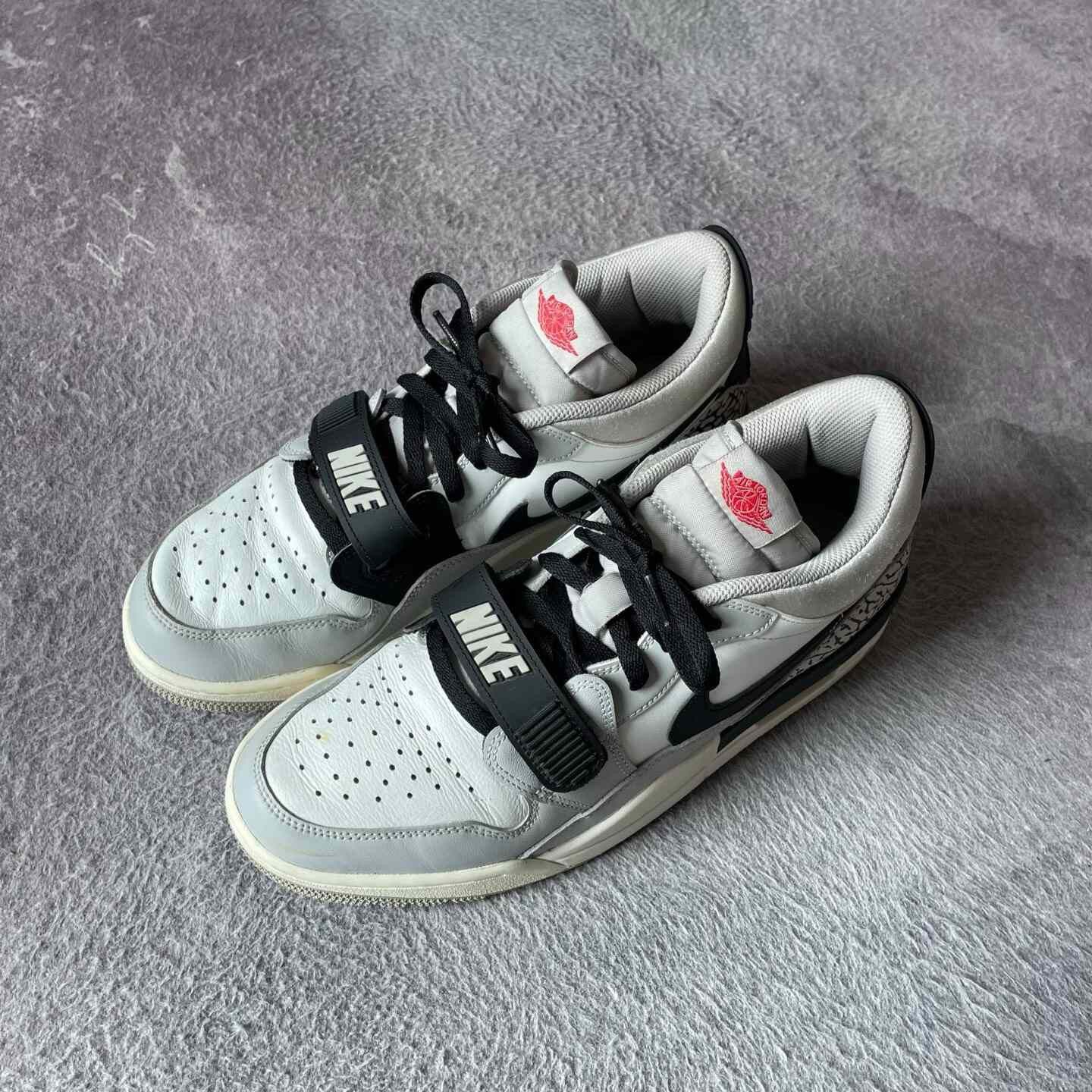 Nike Nike White Lowtop Sneakers 44.5 Men Size US 11 / EU 44 - 1 Thumbnail