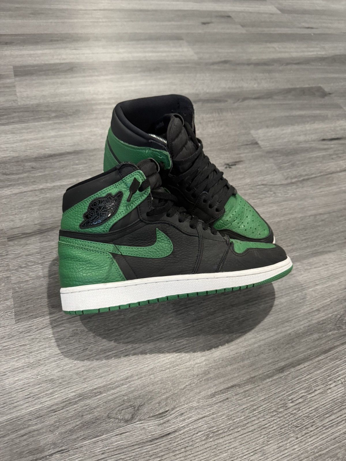 Jordan Brand JORDAN 1 RETRO HIGH OG 'PINE GREEN 2.0' Size US 9.5 / EU 42-43 - 1 Thumbnail