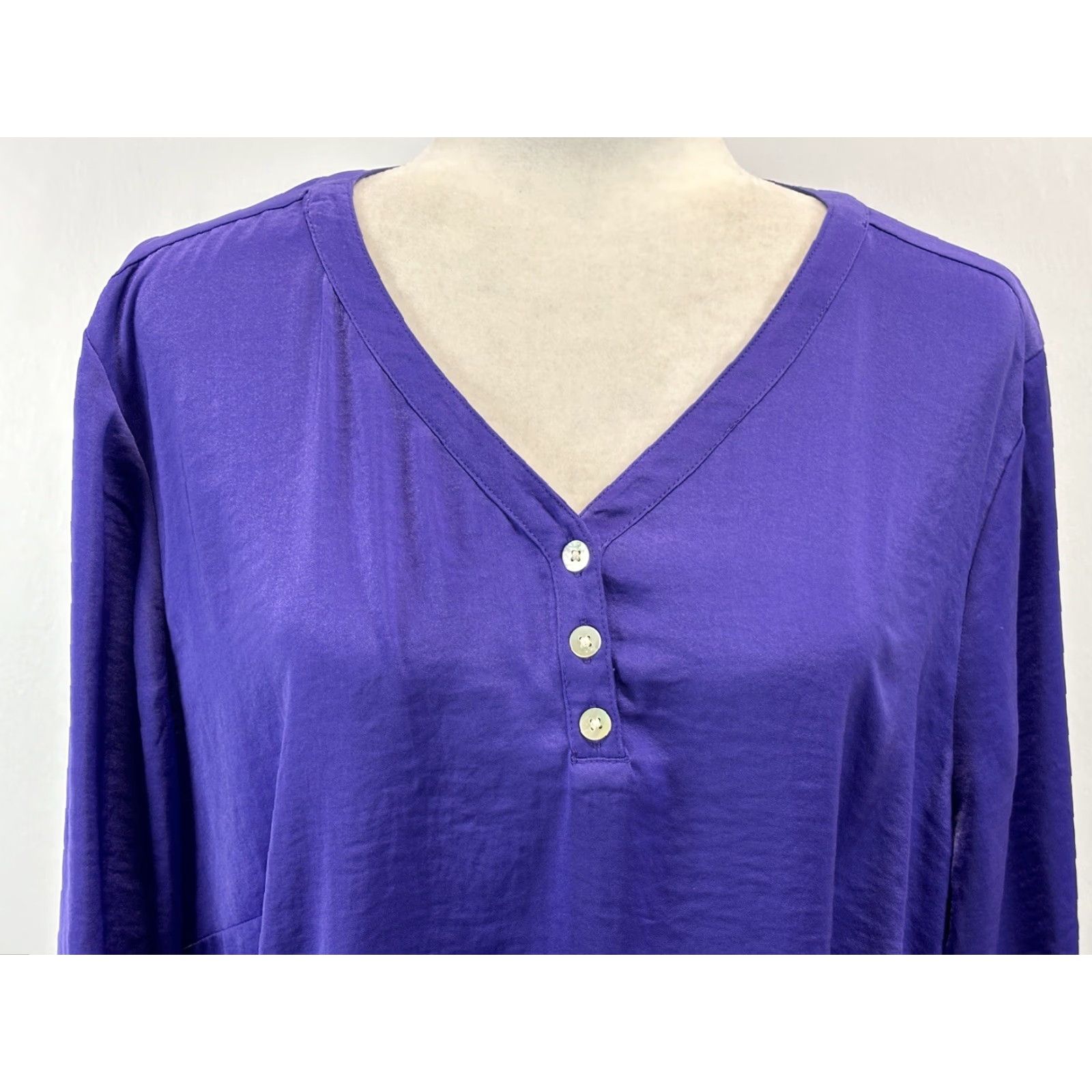 Vintage Chicos Lightweight Blouse Top Sz 3 US X-Large Purple Half Roll Tab Sleeve Polyester Sleeve Roll Tab Lightweight Blouse Chicos Size XL / US 12-14 / IT 48-50 - 5 Thumbnail