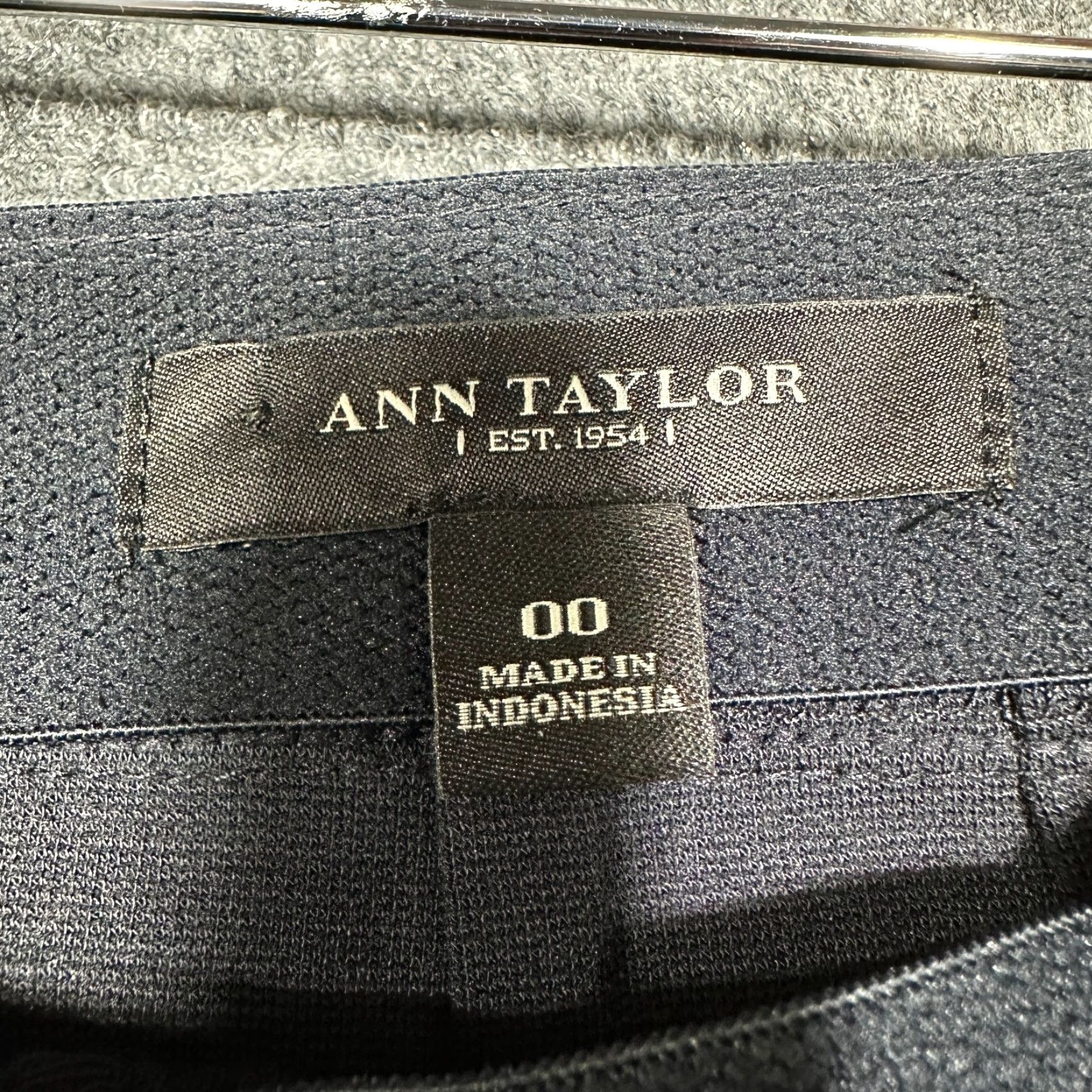 Ann Taylor Ann Taylor Skirt Womens 00 Navy Blue Stretch Knit Front Vent Back Zip Pencil VINTAGE? Size 24" / US 00 / IT 34 - 4 Thumbnail