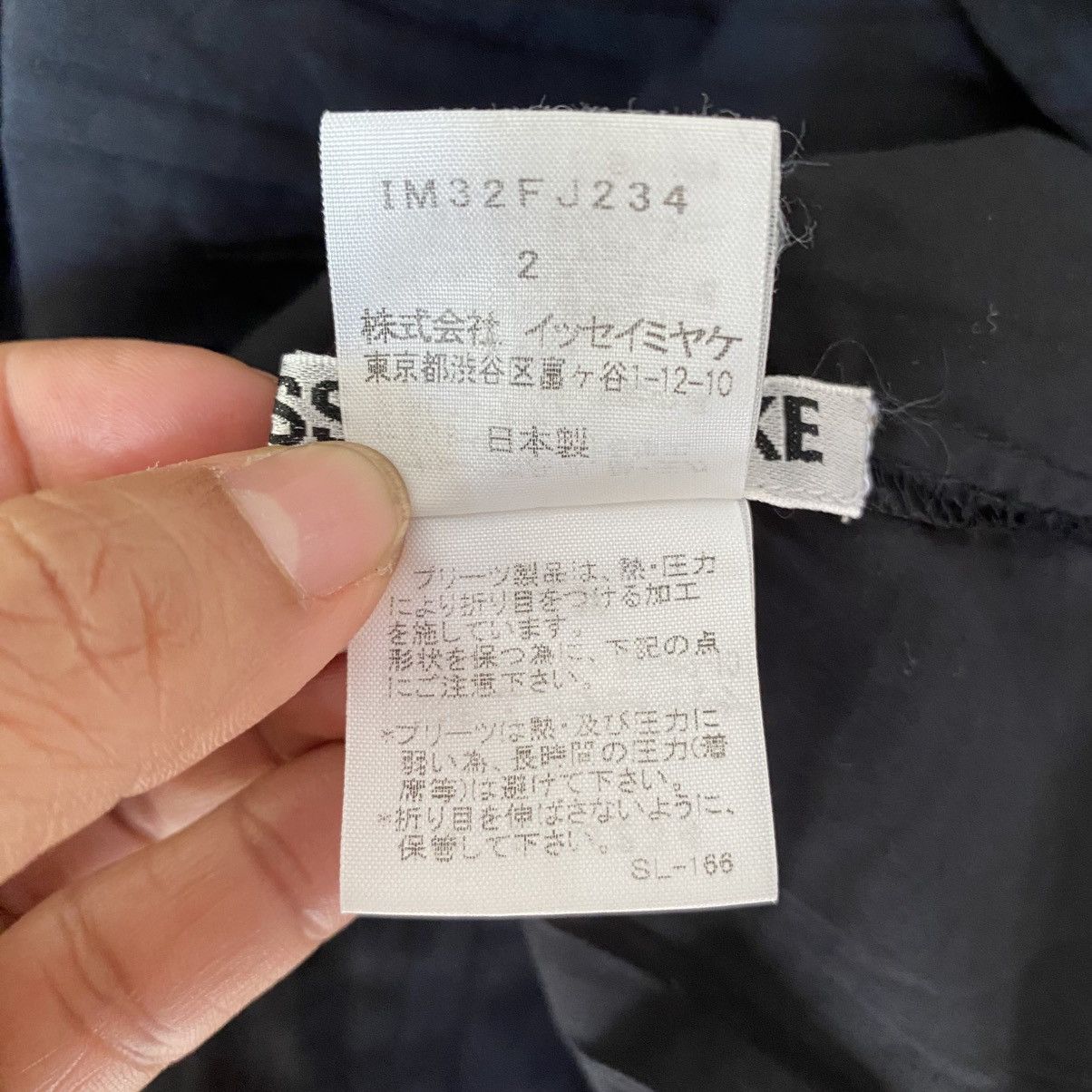 Issey Miyake ISSEY MIYAKE Black Pleated Oversized Dress Shirt Size XS / US 0-2 / IT 36-38 - 16 Thumbnail