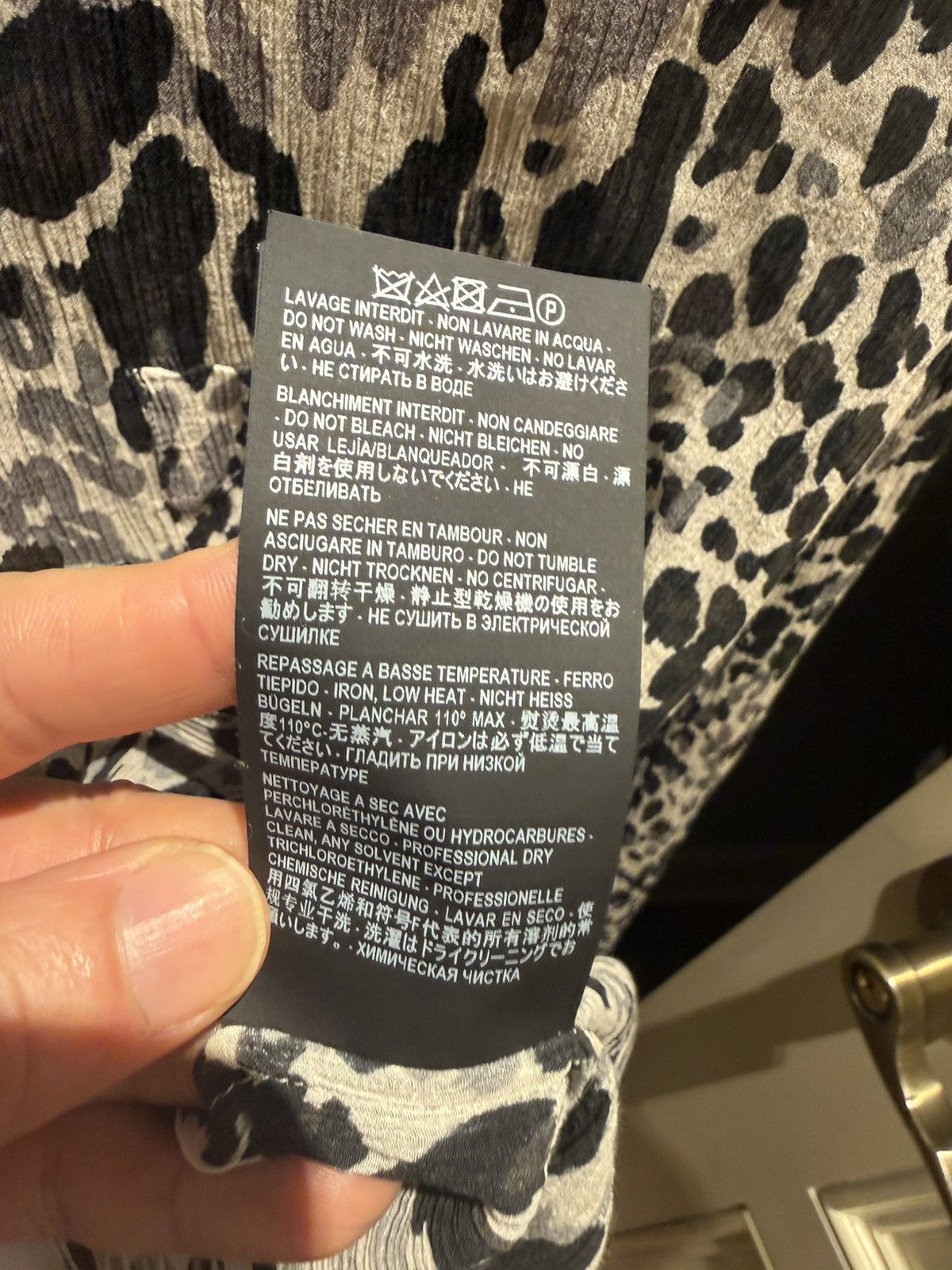 Saint Laurent Paris Snow leopard print crepe shirt size 40 Size US M / EU 48-50 / 2 - 13 Thumbnail