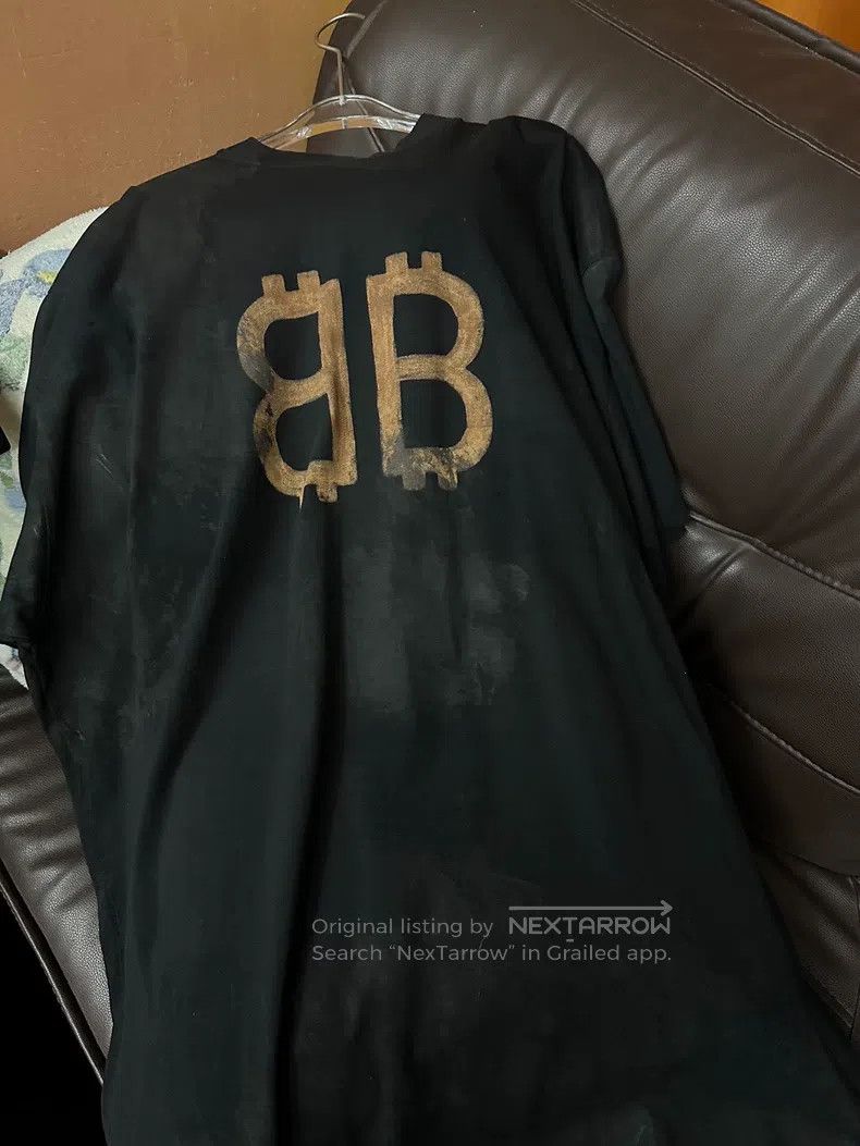 Balenciaga Balenciaga Bitcoin Short Sleeve, Black Option Size US L / EU 52-54 / 3 - 1 Thumbnail