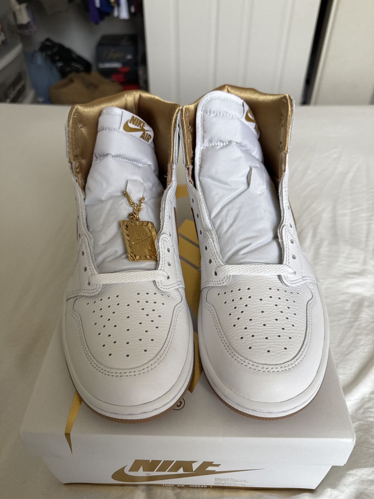 WMNS Air Jordan 1 Retro Hi (U.S. Men Size 8) Menswear